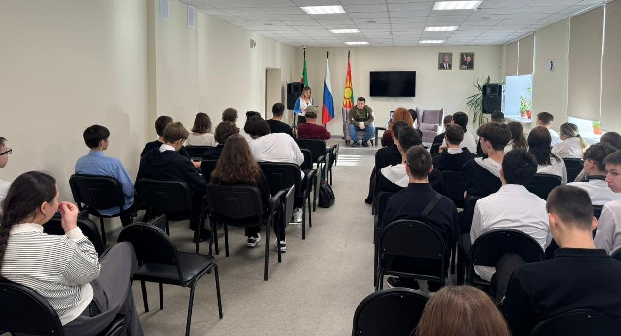 Зәй политехника көллияте студентлары безнең заман герое белән очрашты