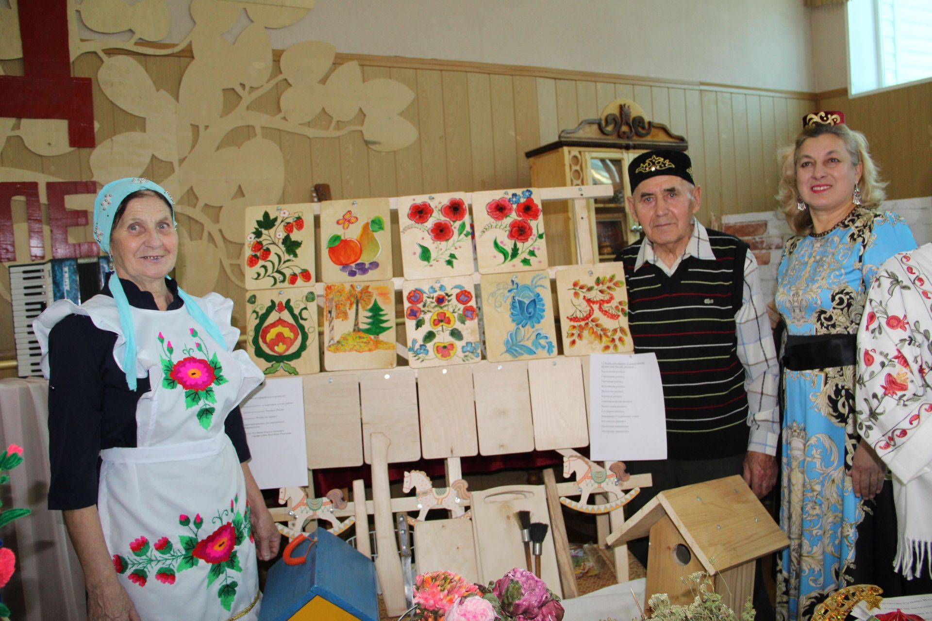 84-летний житель села Верхние Пинячи превращает дерево в произведения искусства