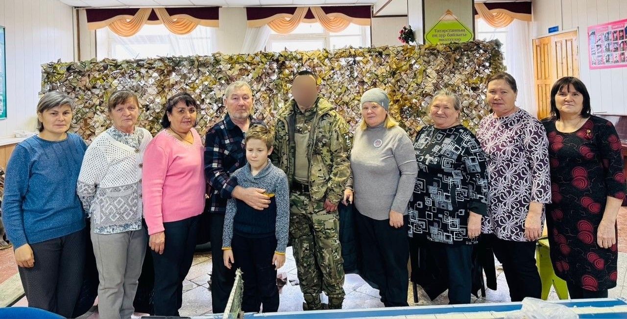 Хәрби егет Сарсаз-Багражда маскировка челтәрләре үрүчеләр янында булды