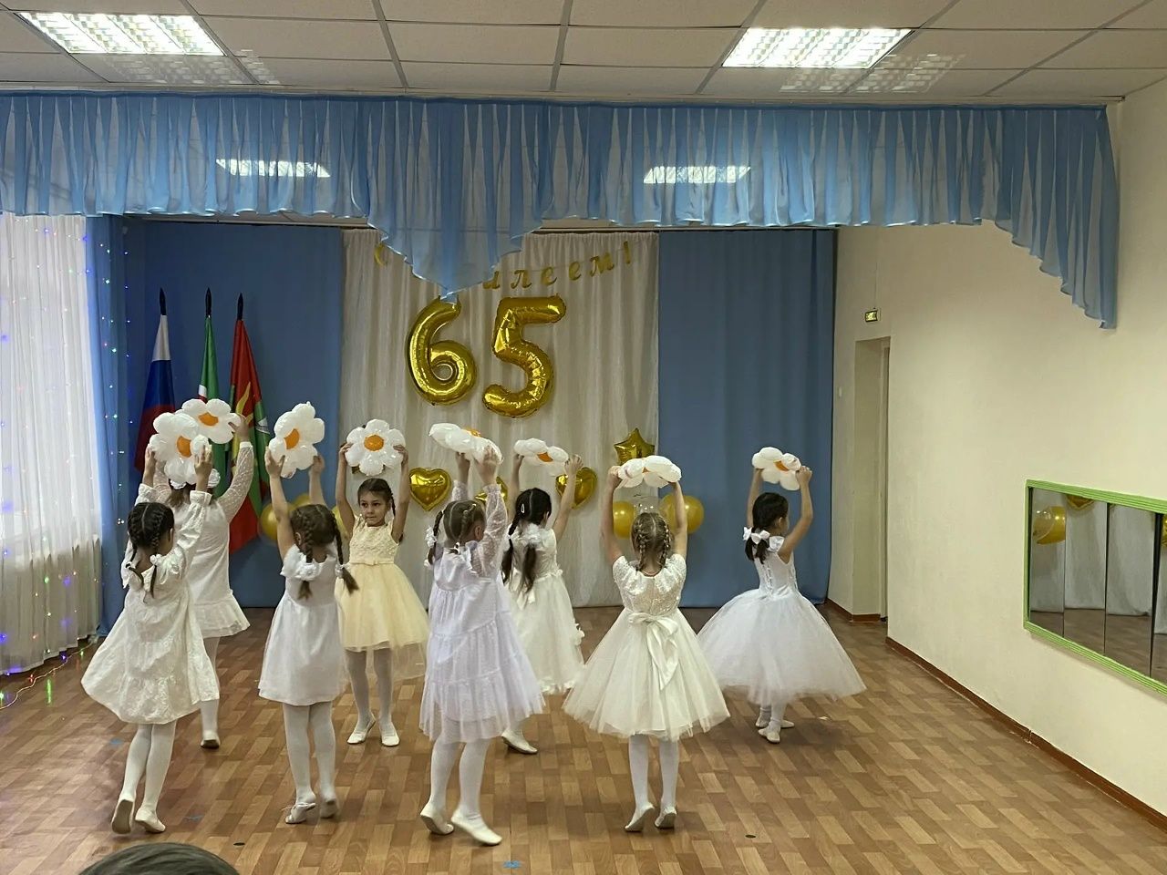 Заинский детсад «Рябинка» задул свечи на юбилейном торте