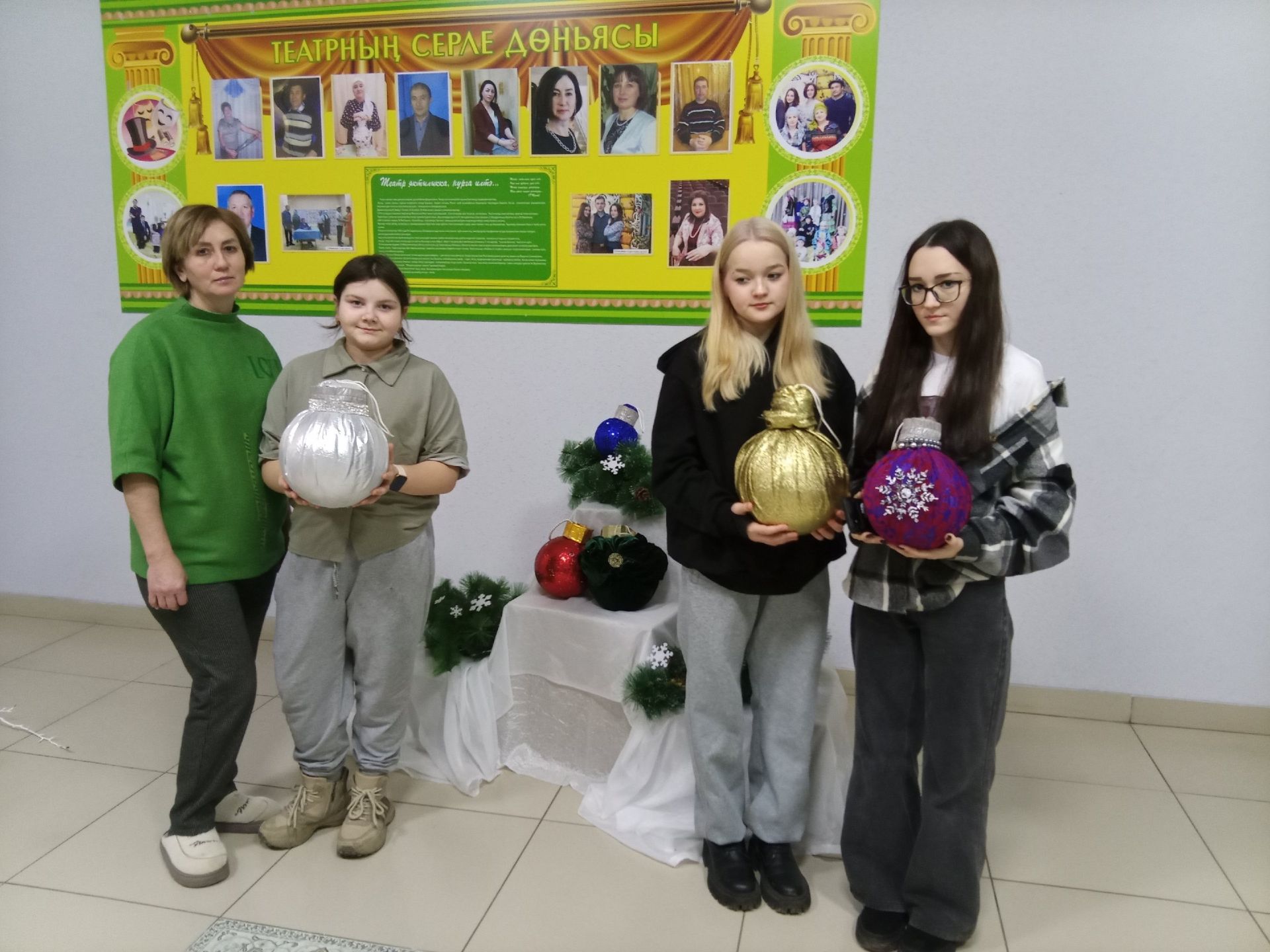 Аксар мәдәният йортында үзенчәлекле чыршы уенчыклары ясадылар