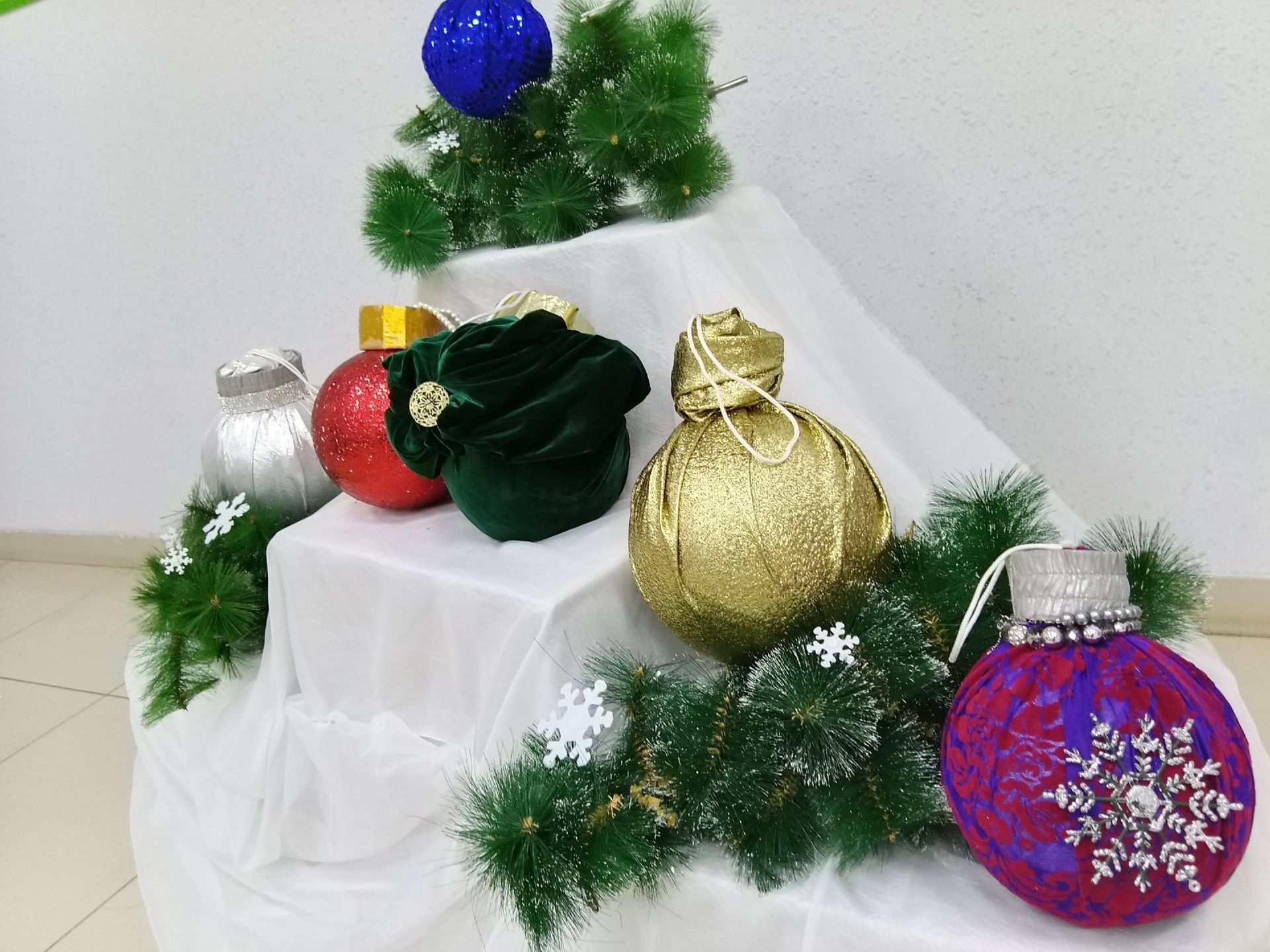 Аксар мәдәният йортында үзенчәлекле чыршы уенчыклары ясадылар