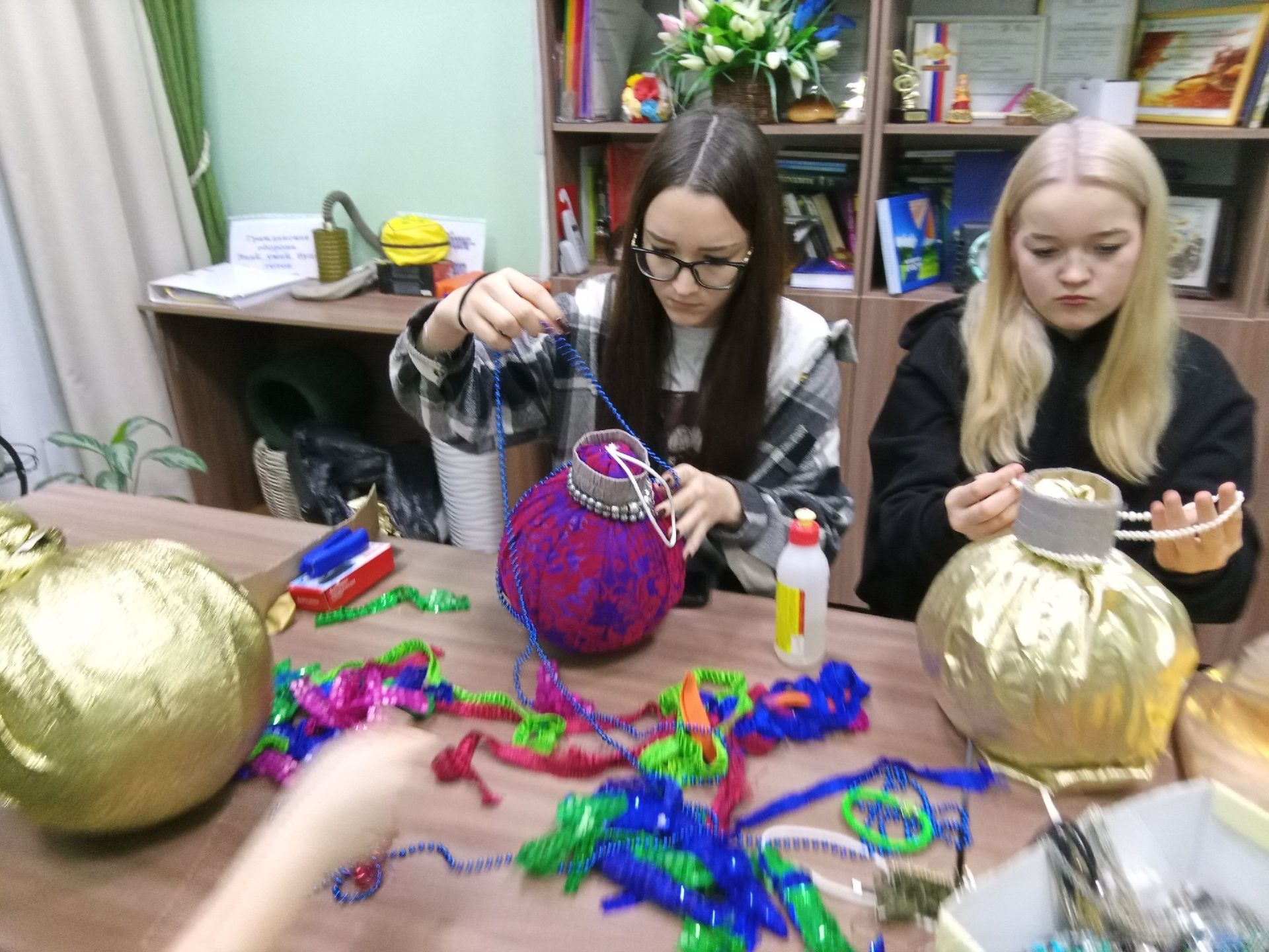 Аксар мәдәният йортында үзенчәлекле чыршы уенчыклары ясадылар