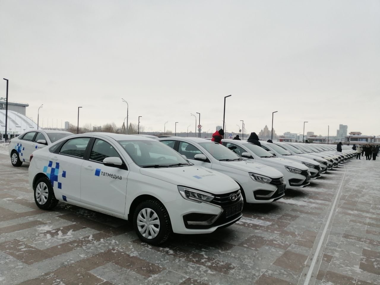 Рөстәм Миңнеханов «Татмедиа» холдингына 49 автомобиль тапшырды