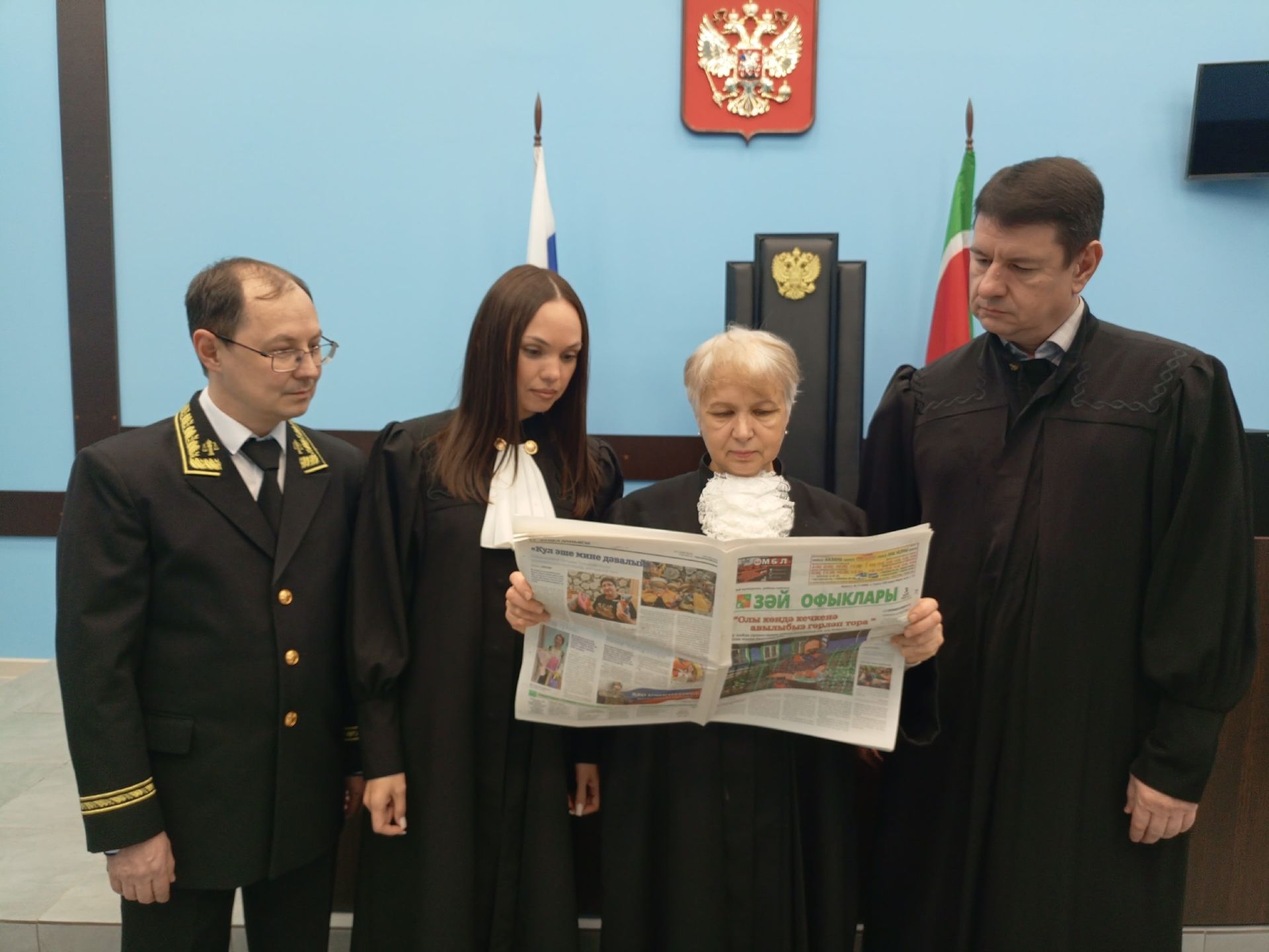Хөкемдарлар  газеталар бүләк итте