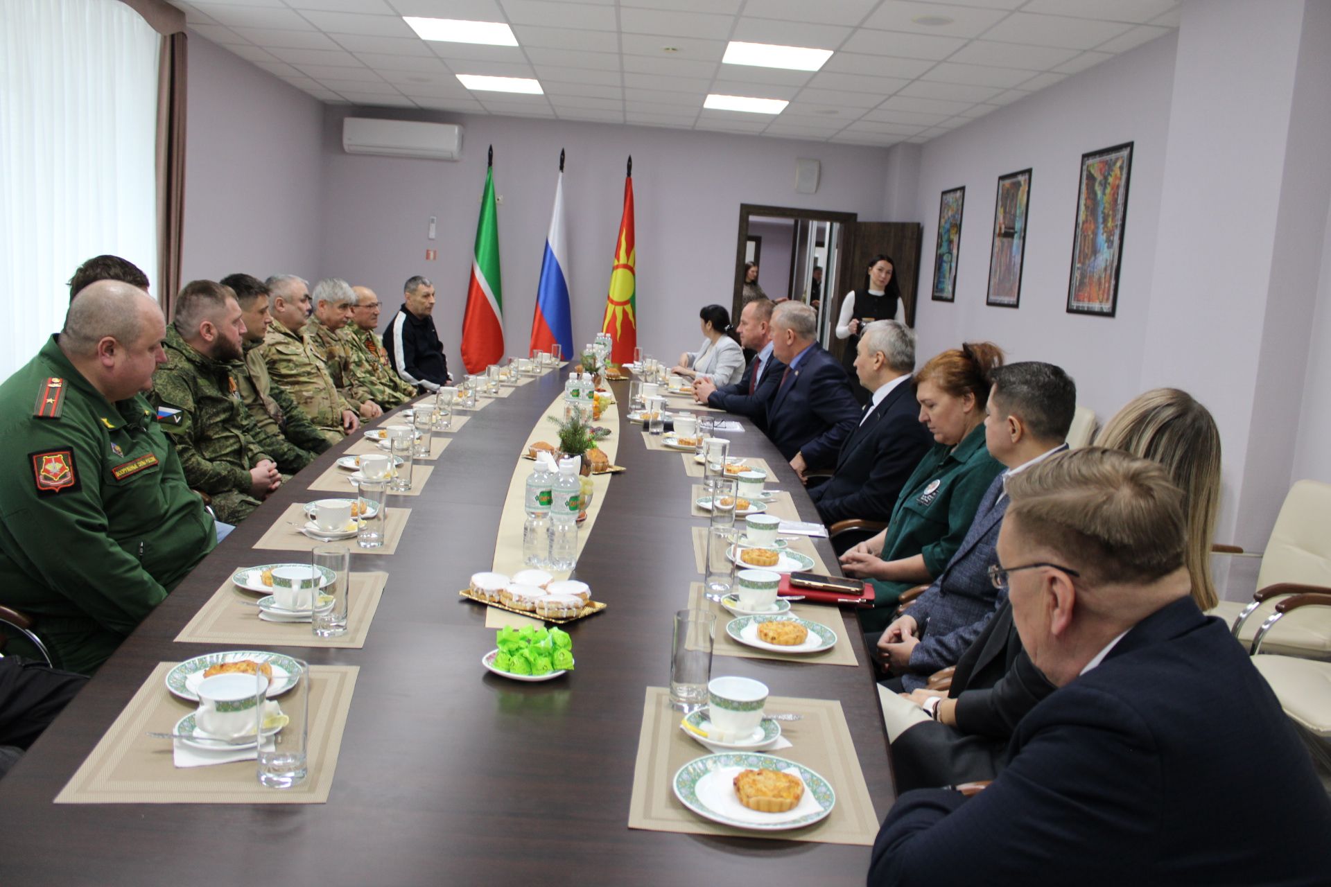 Зәйдә хәрбиләр белән очрашуда егетләргә батырлыклары өчен медальләр тапшырылды