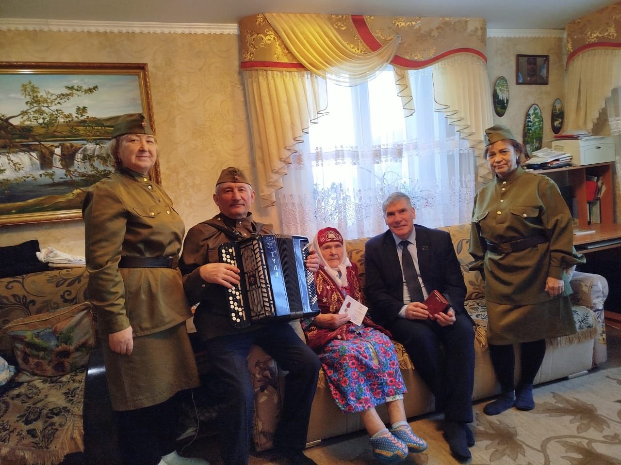 В Заинске труженикам тыла вручили памятные медали «80 лет Великой Победы»