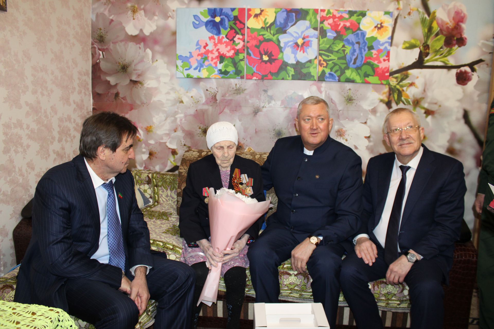 В Заинске ветеранам Великой Отечественной войны вручили юбилейные медали к 80-летию Победы