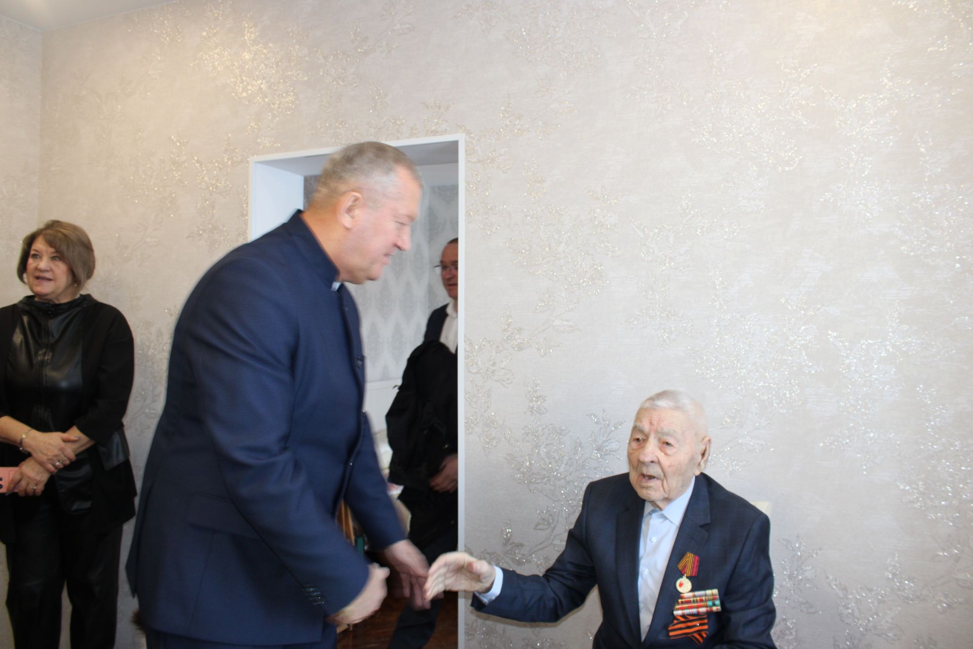 В Заинске ветеранам Великой Отечественной войны вручили юбилейные медали к 80-летию Победы