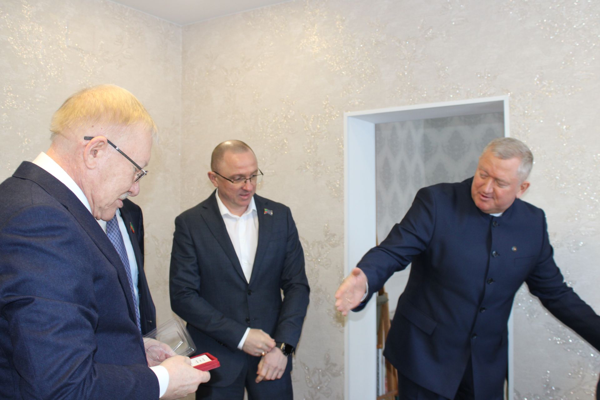 В Заинске ветеранам Великой Отечественной войны вручили юбилейные медали к 80-летию Победы