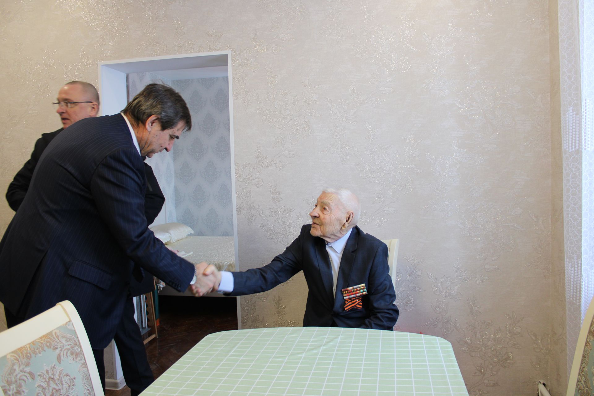 В Заинске ветеранам Великой Отечественной войны вручили юбилейные медали к 80-летию Победы