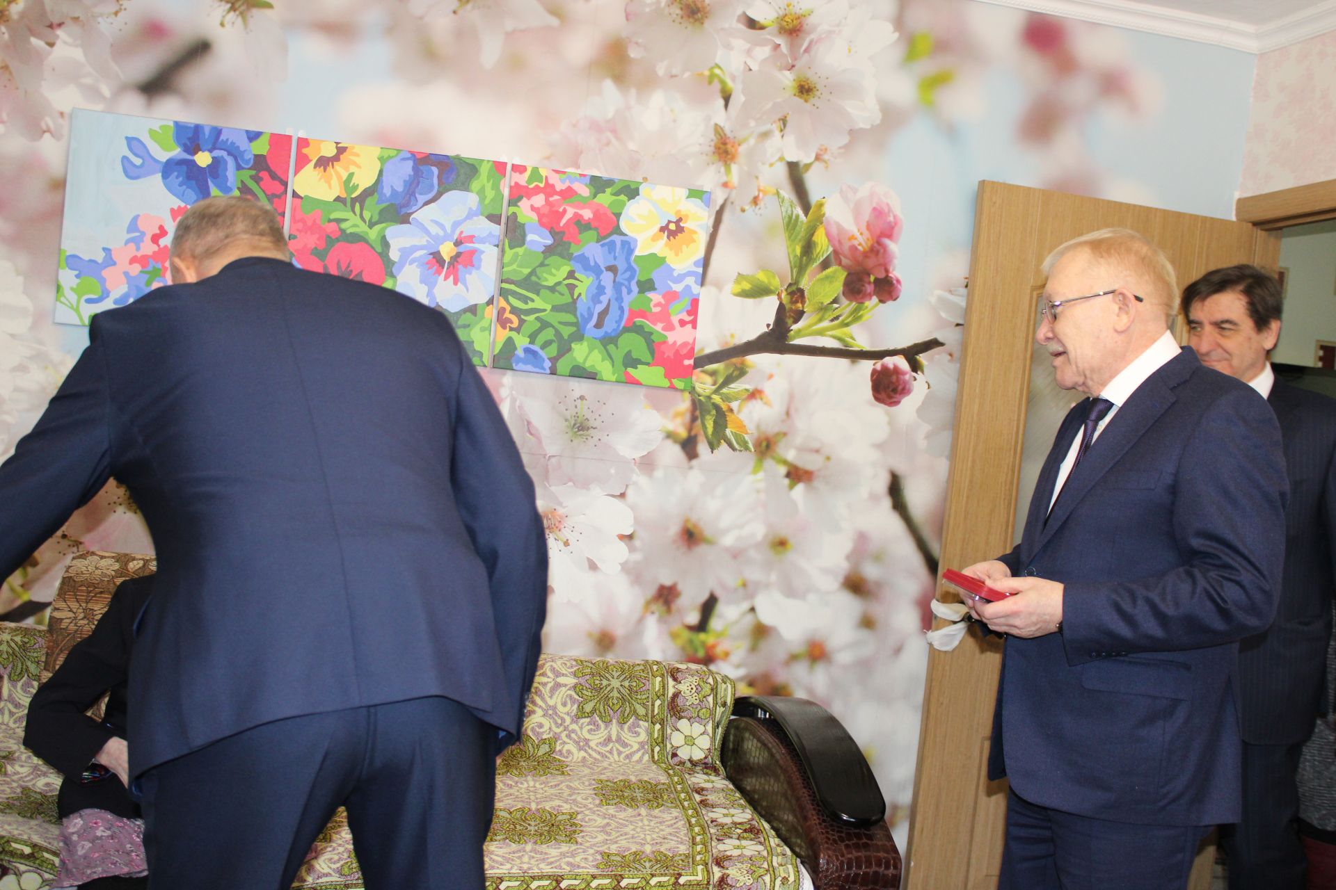 В Заинске ветеранам Великой Отечественной войны вручили юбилейные медали к 80-летию Победы