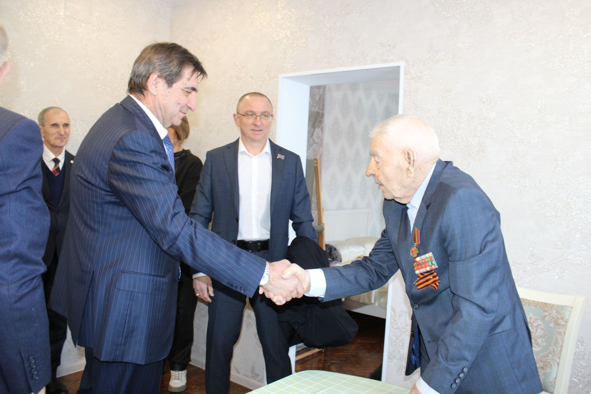 В Заинске ветеранам Великой Отечественной войны вручили юбилейные медали к 80-летию Победы