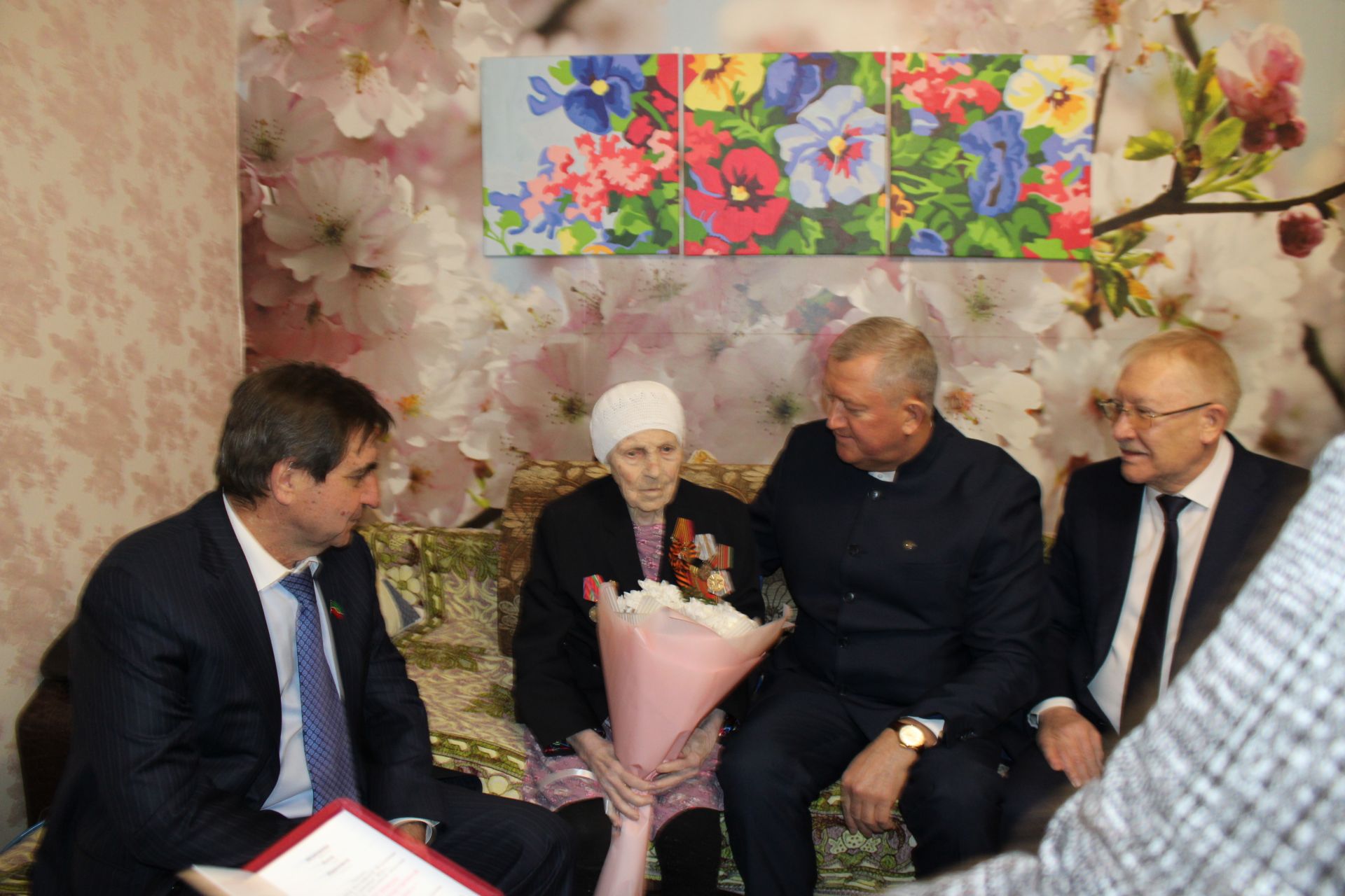 В Заинске ветеранам Великой Отечественной войны вручили юбилейные медали к 80-летию Победы