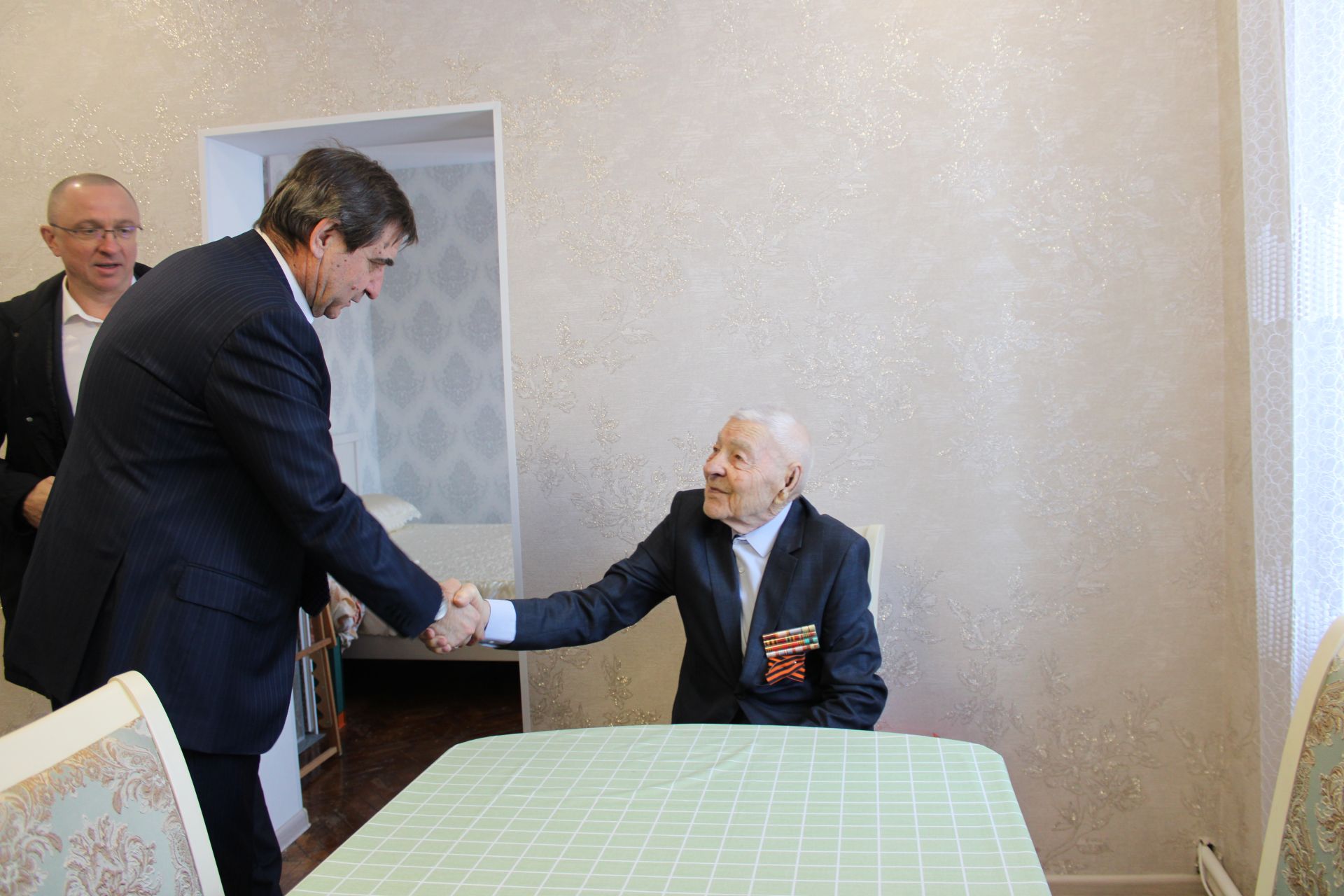 В Заинске ветеранам Великой Отечественной войны вручили юбилейные медали к 80-летию Победы