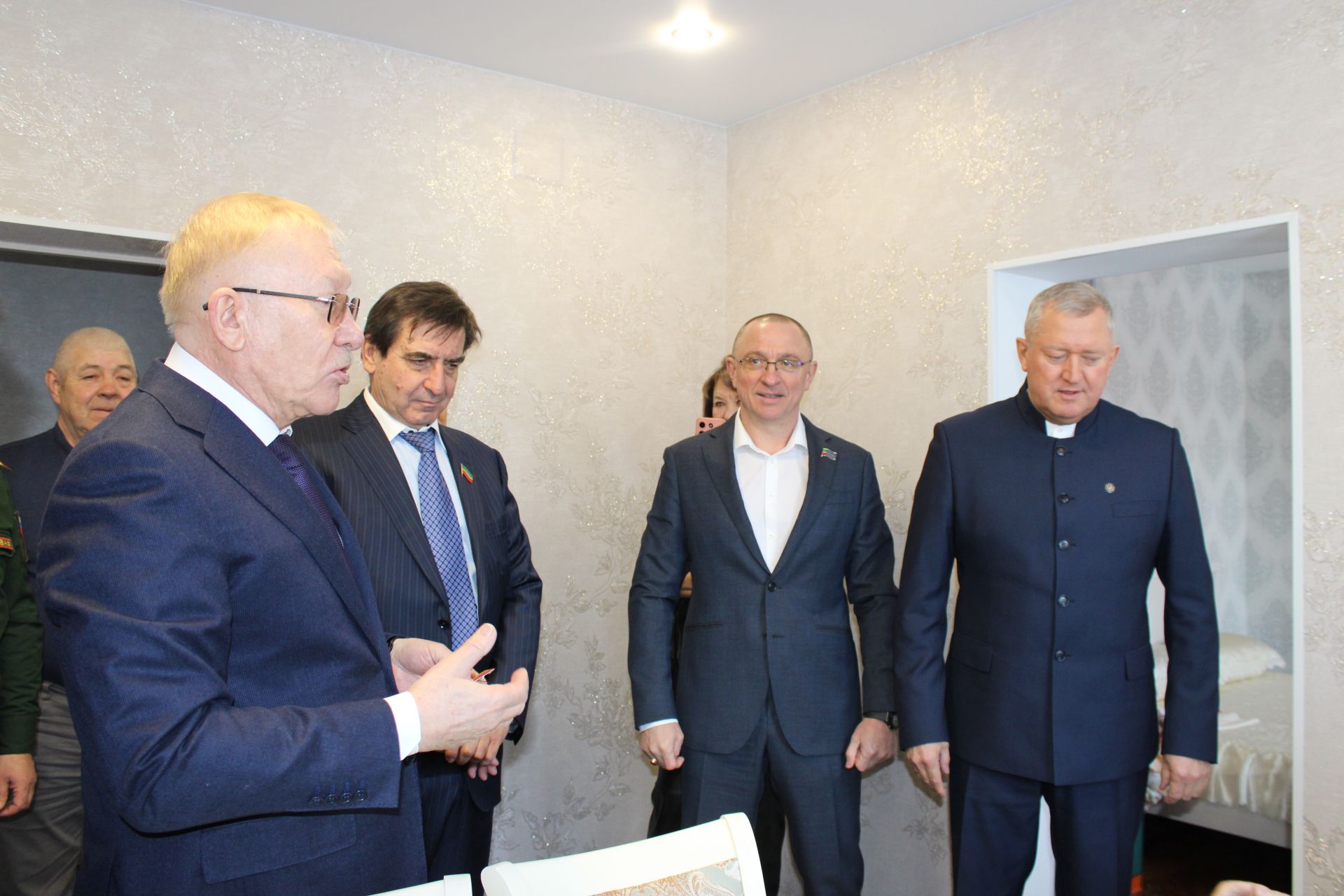 В Заинске ветеранам Великой Отечественной войны вручили юбилейные медали к 80-летию Победы