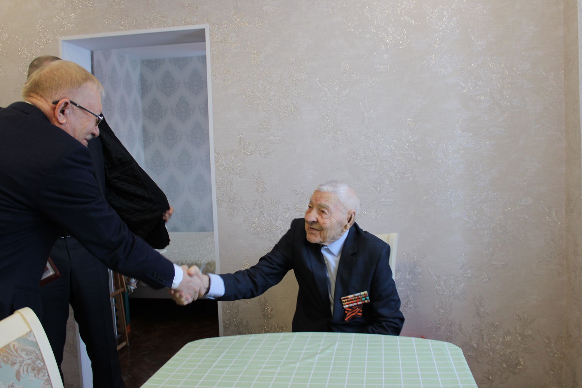 В Заинске ветеранам Великой Отечественной войны вручили юбилейные медали к 80-летию Победы