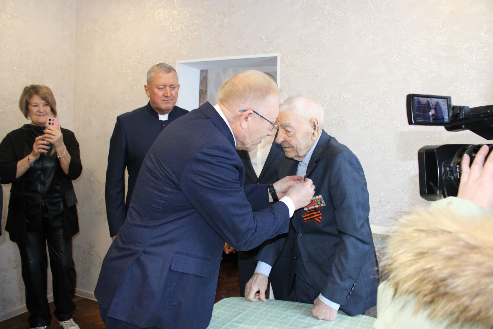 В Заинске ветеранам Великой Отечественной войны вручили юбилейные медали к 80-летию Победы