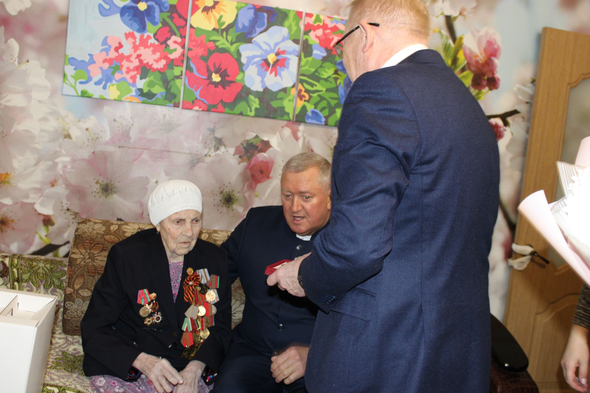 В Заинске ветеранам Великой Отечественной войны вручили юбилейные медали к 80-летию Победы