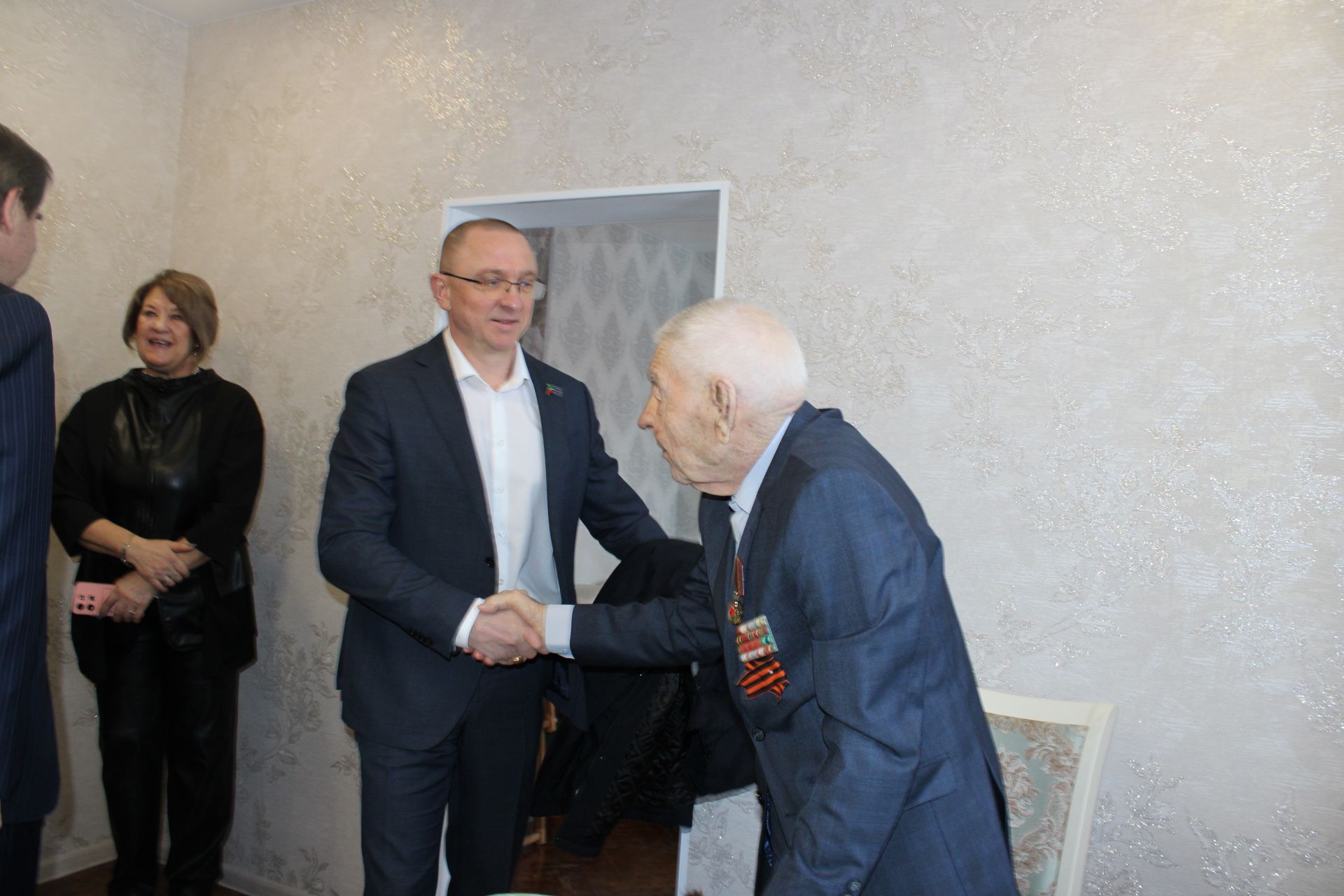 В Заинске ветеранам Великой Отечественной войны вручили юбилейные медали к 80-летию Победы