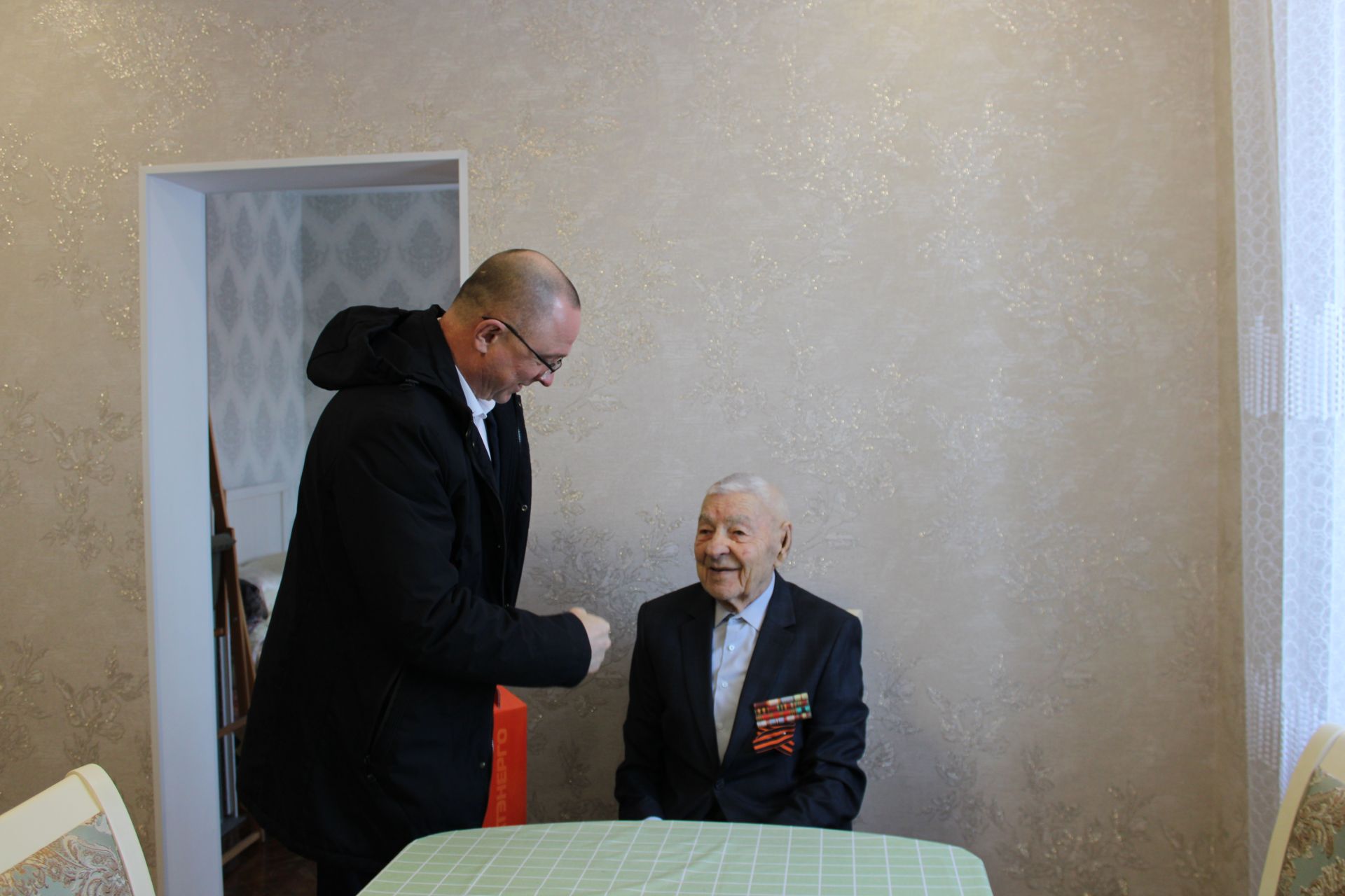 В Заинске ветеранам Великой Отечественной войны вручили юбилейные медали к 80-летию Победы