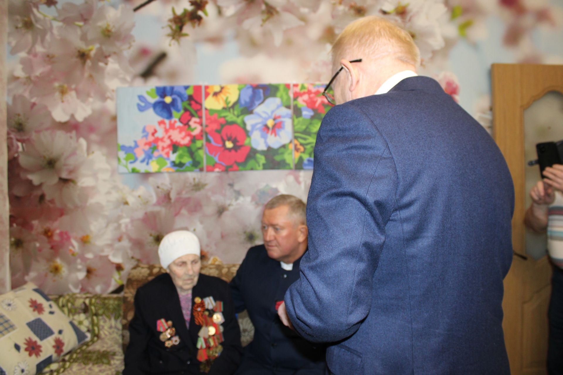 В Заинске ветеранам Великой Отечественной войны вручили юбилейные медали к 80-летию Победы