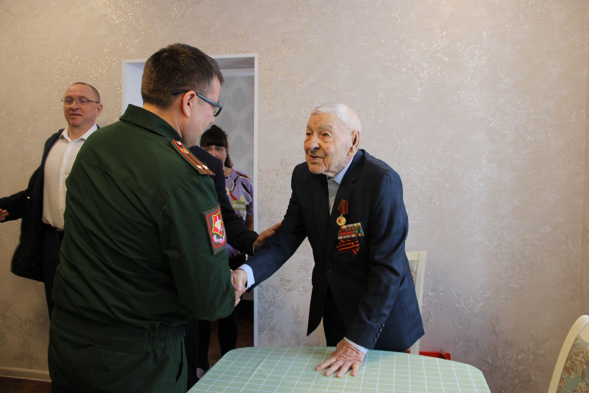 В Заинске ветеранам Великой Отечественной войны вручили юбилейные медали к 80-летию Победы