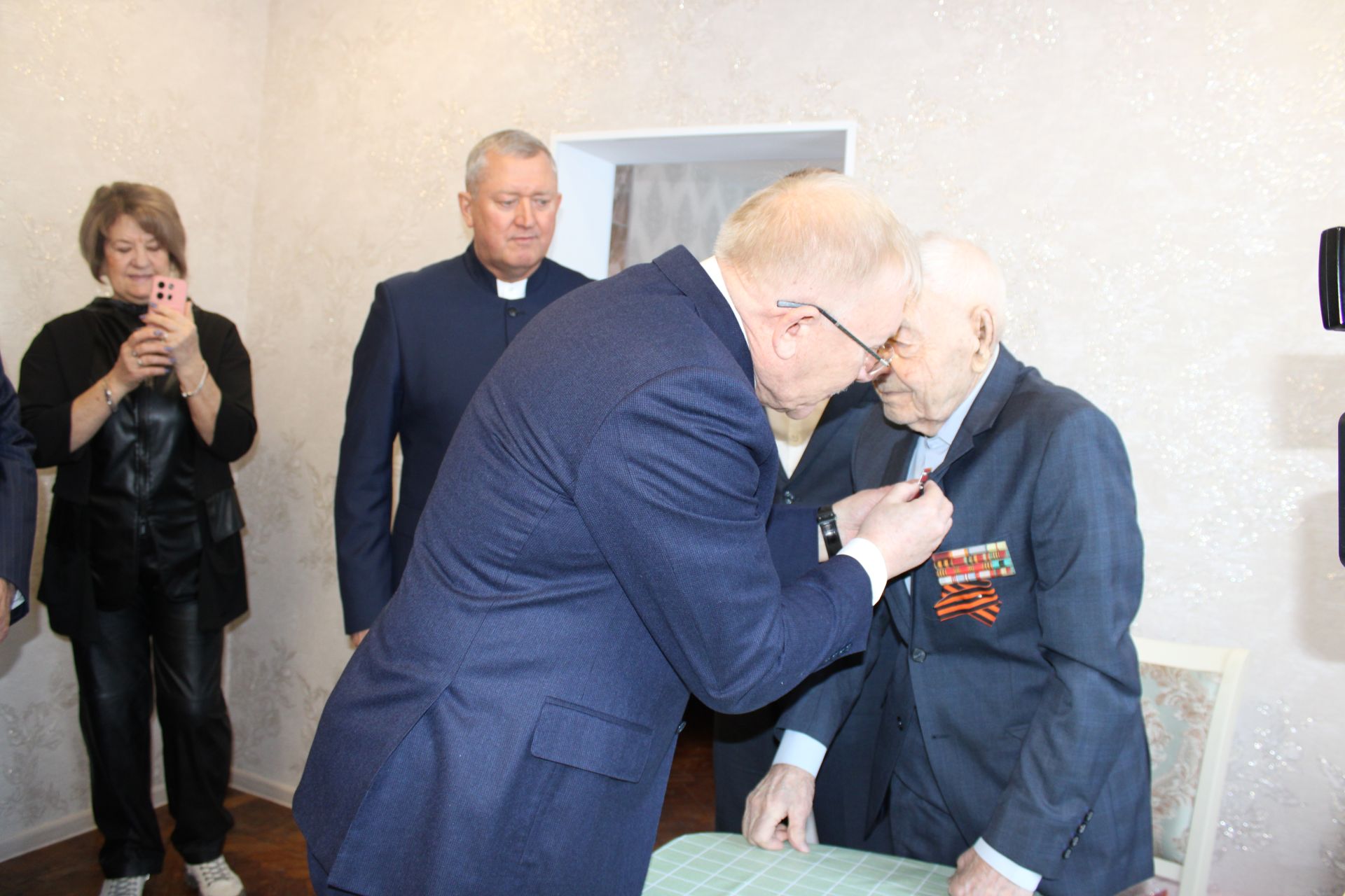 В Заинске ветеранам Великой Отечественной войны вручили юбилейные медали к 80-летию Победы