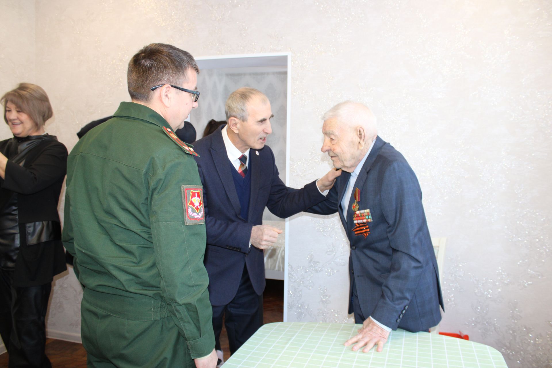 В Заинске ветеранам Великой Отечественной войны вручили юбилейные медали к 80-летию Победы