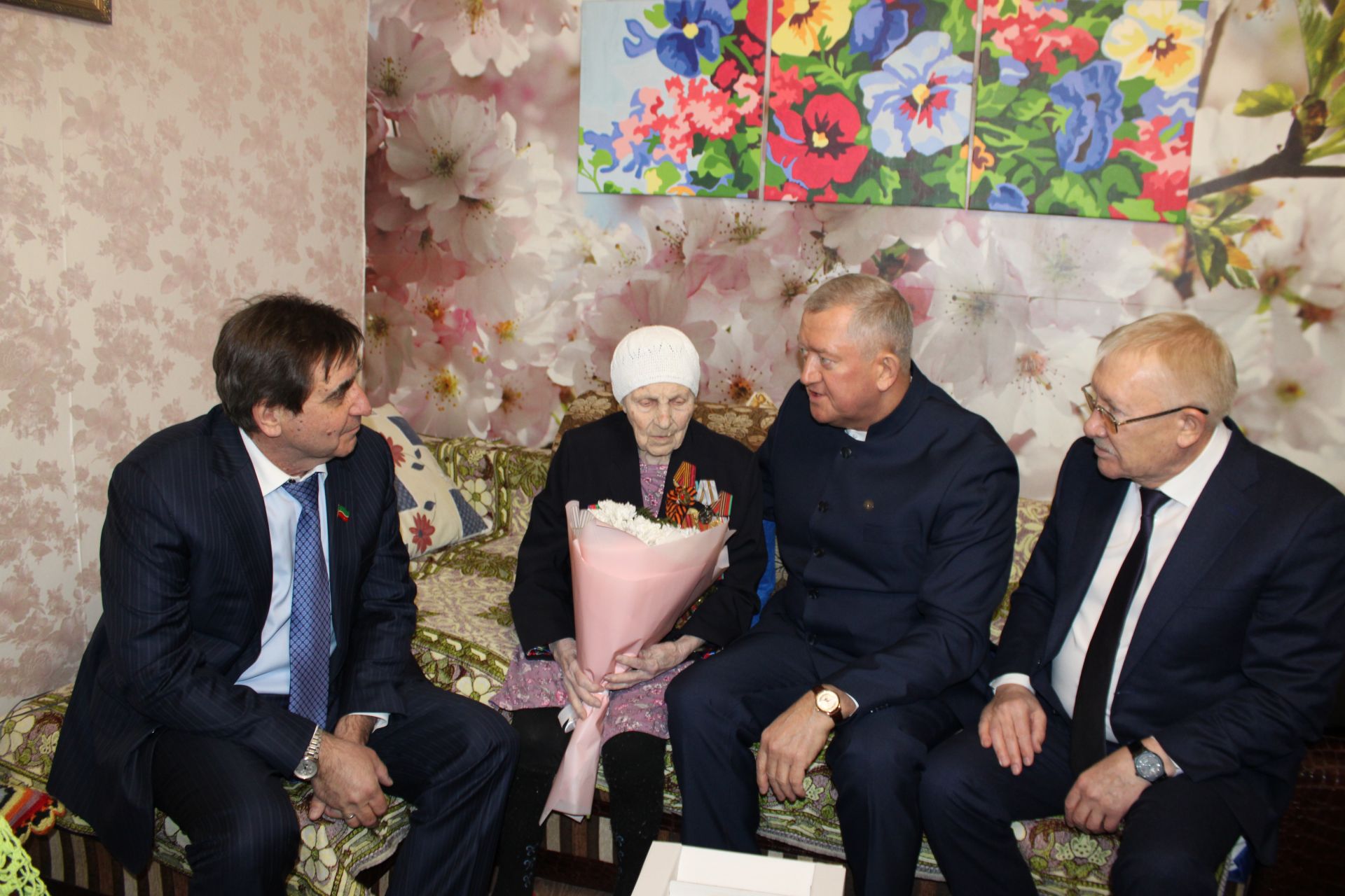 В Заинске ветеранам Великой Отечественной войны вручили юбилейные медали к 80-летию Победы