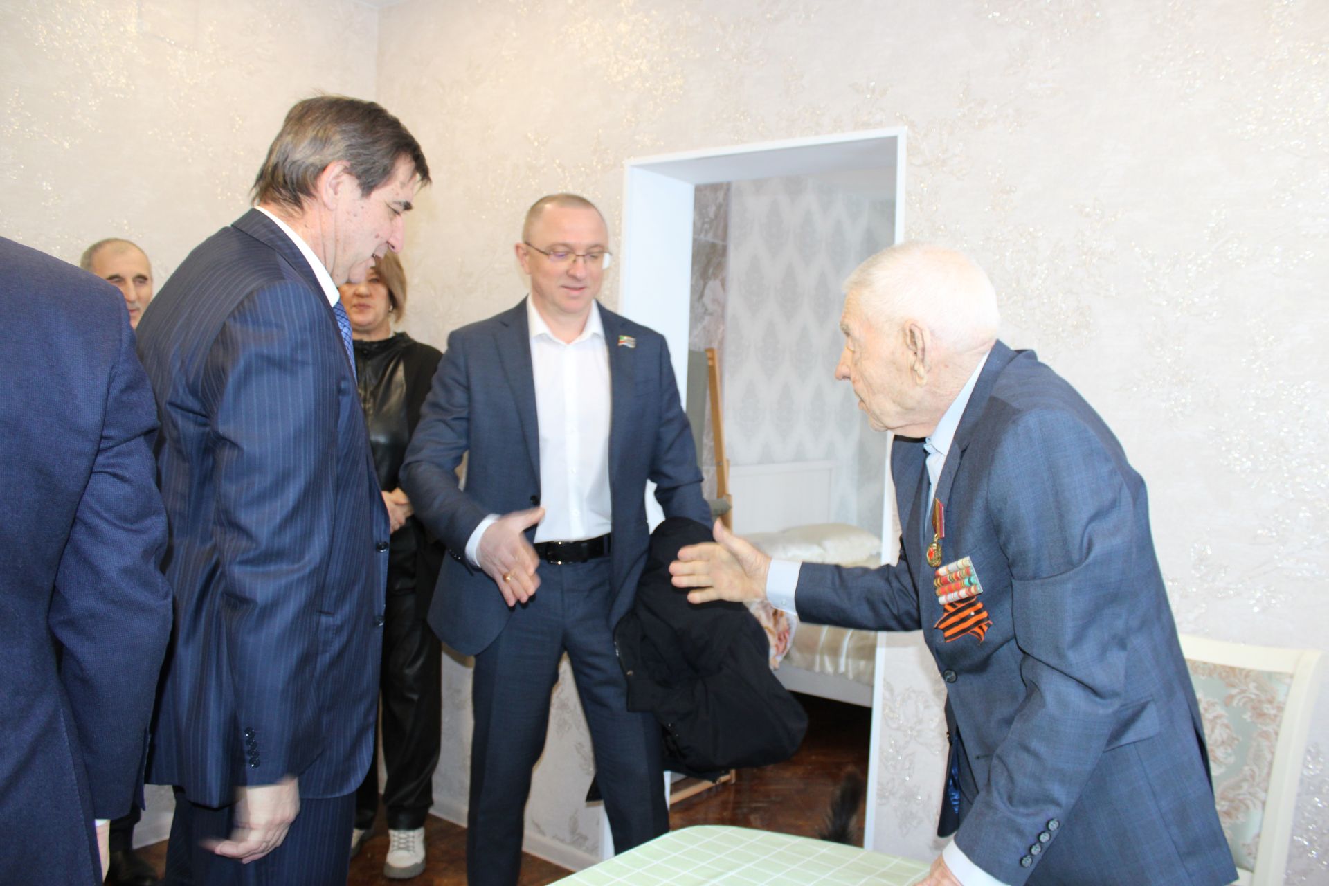 В Заинске ветеранам Великой Отечественной войны вручили юбилейные медали к 80-летию Победы