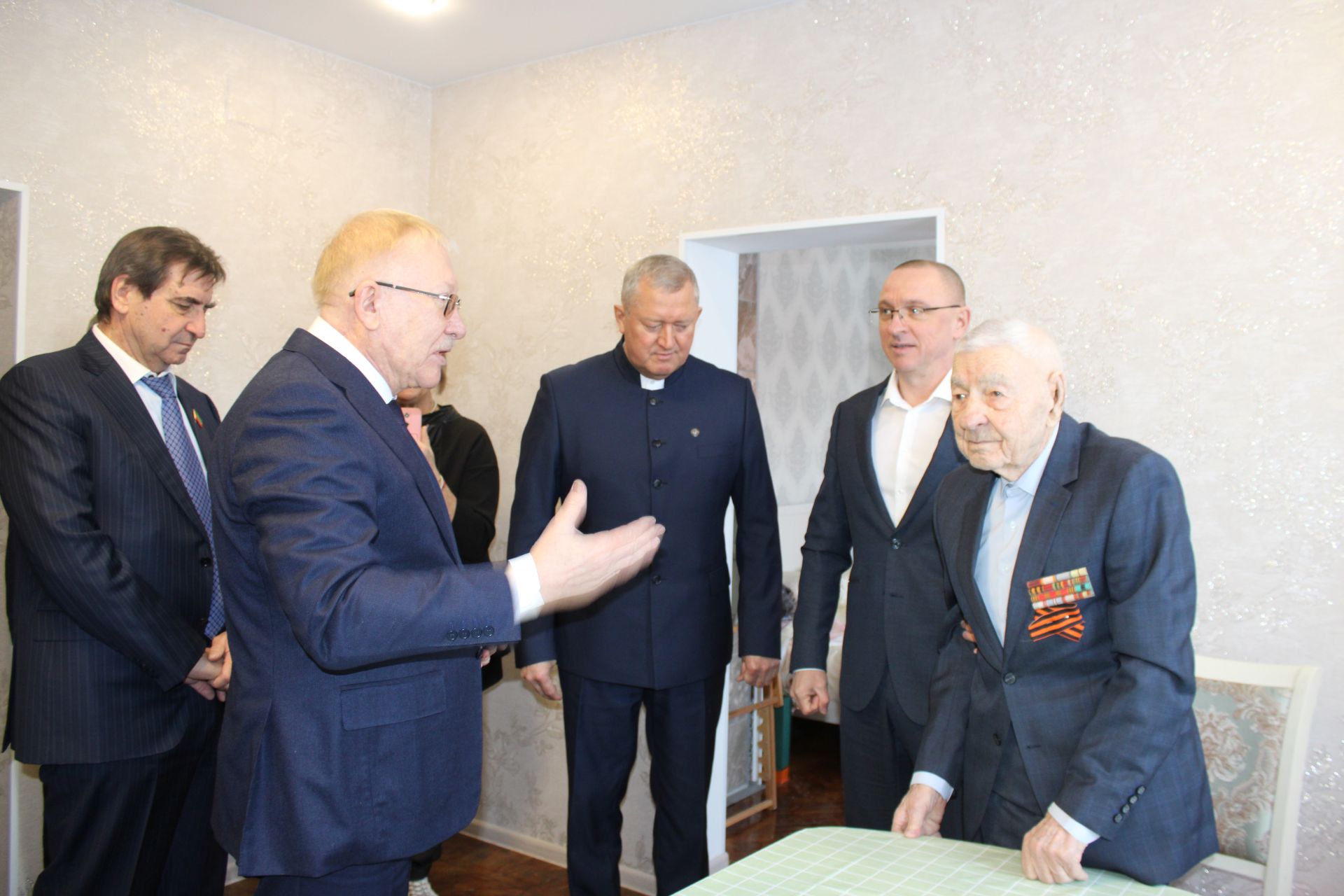 В Заинске ветеранам Великой Отечественной войны вручили юбилейные медали к 80-летию Победы