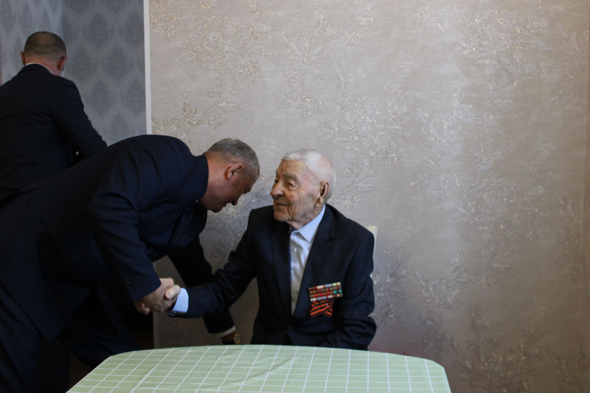 В Заинске ветеранам Великой Отечественной войны вручили юбилейные медали к 80-летию Победы