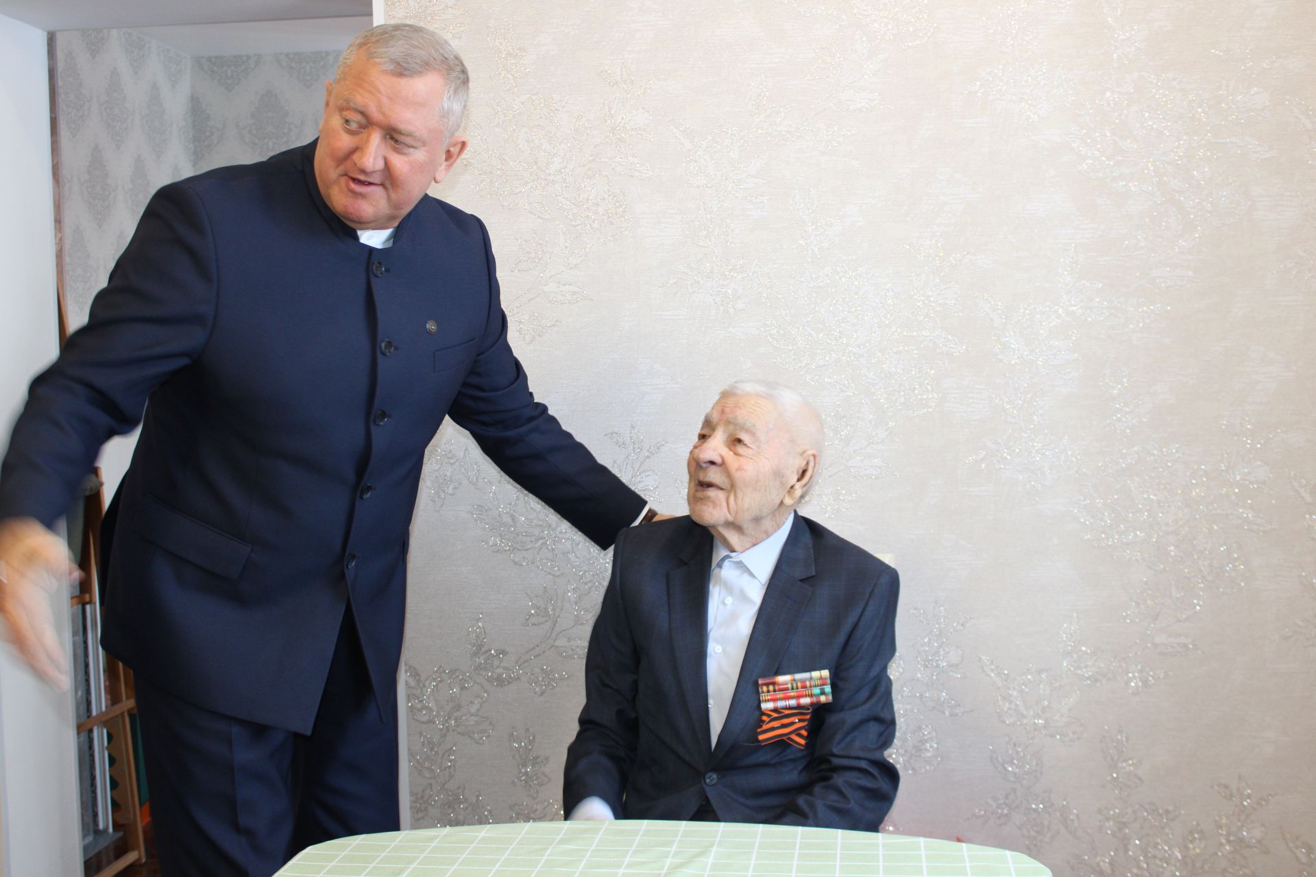 В Заинске ветеранам Великой Отечественной войны вручили юбилейные медали к 80-летию Победы