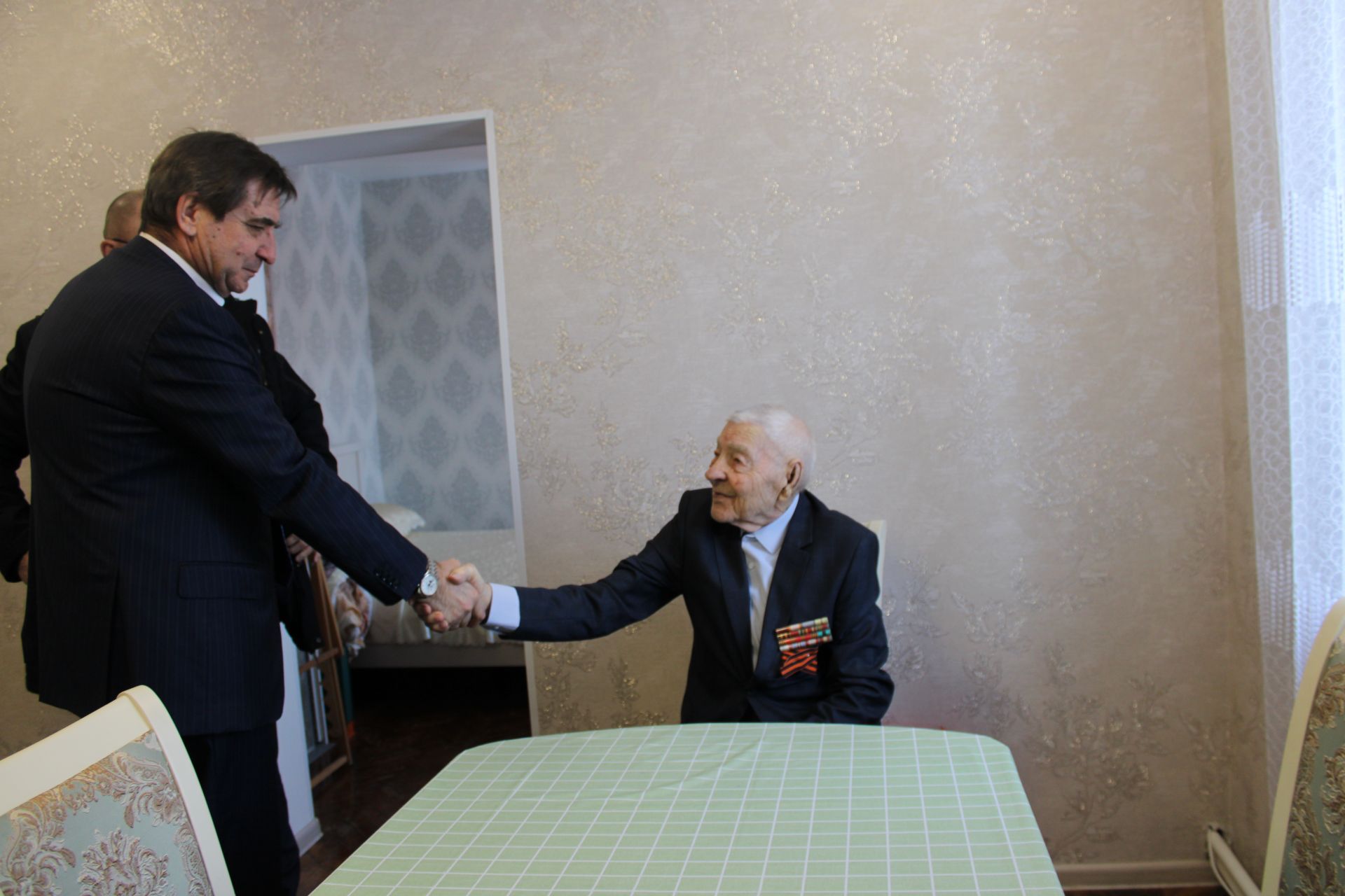 В Заинске ветеранам Великой Отечественной войны вручили юбилейные медали к 80-летию Победы