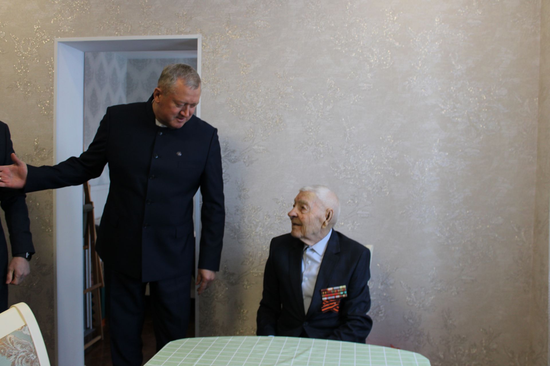 В Заинске ветеранам Великой Отечественной войны вручили юбилейные медали к 80-летию Победы