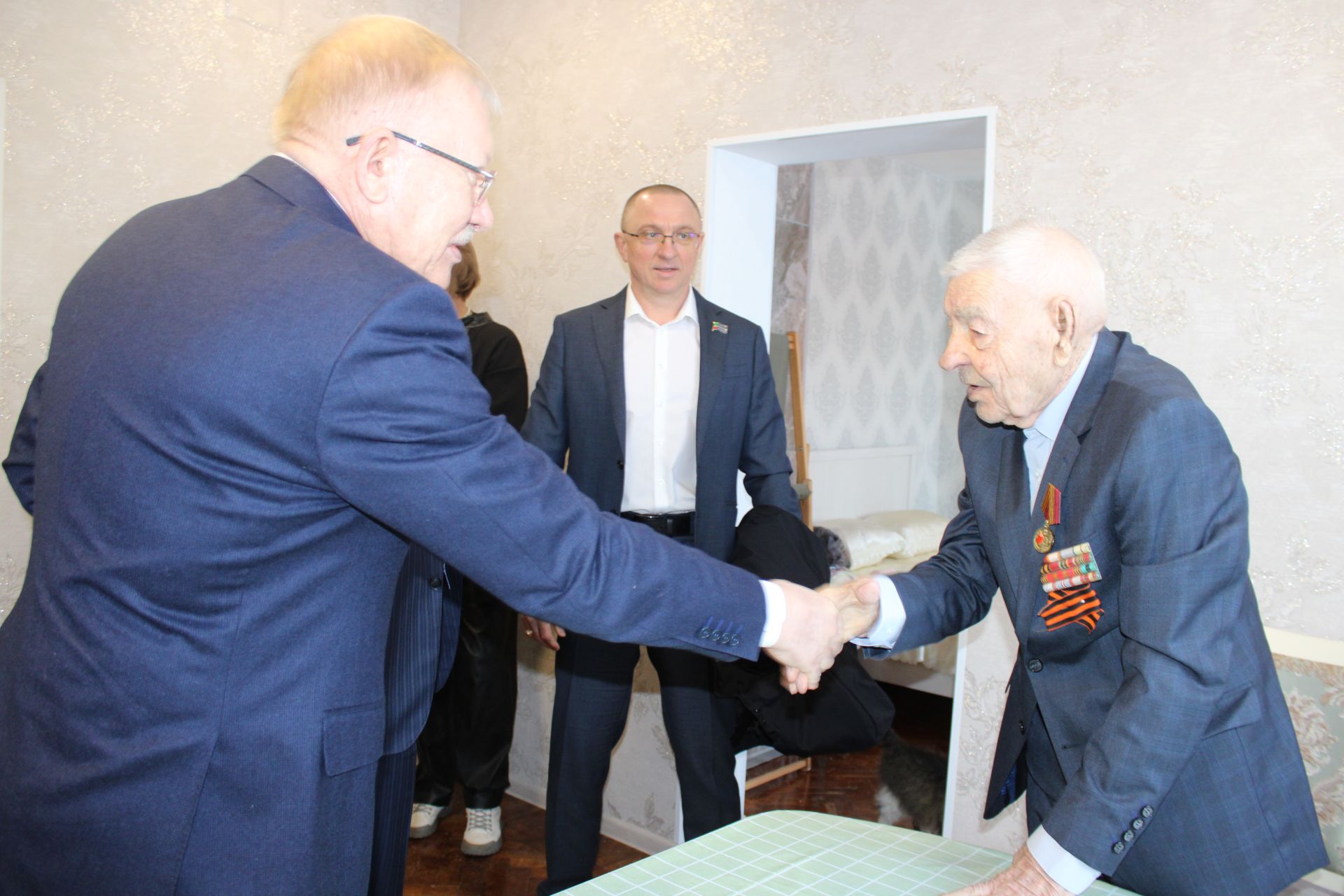 В Заинске ветеранам Великой Отечественной войны вручили юбилейные медали к 80-летию Победы