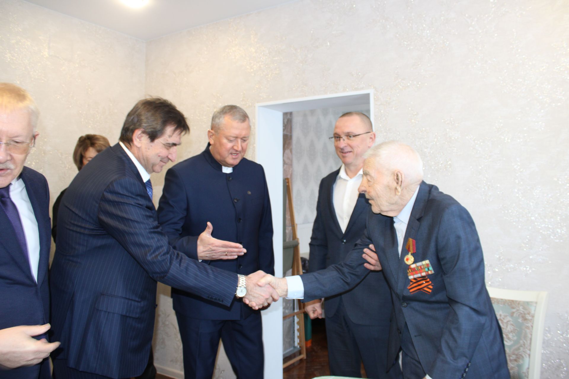 В Заинске ветеранам Великой Отечественной войны вручили юбилейные медали к 80-летию Победы