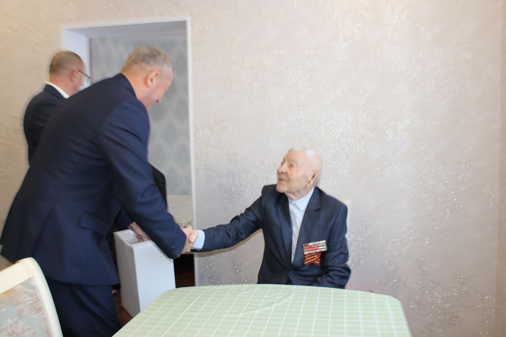 В Заинске ветеранам Великой Отечественной войны вручили юбилейные медали к 80-летию Победы