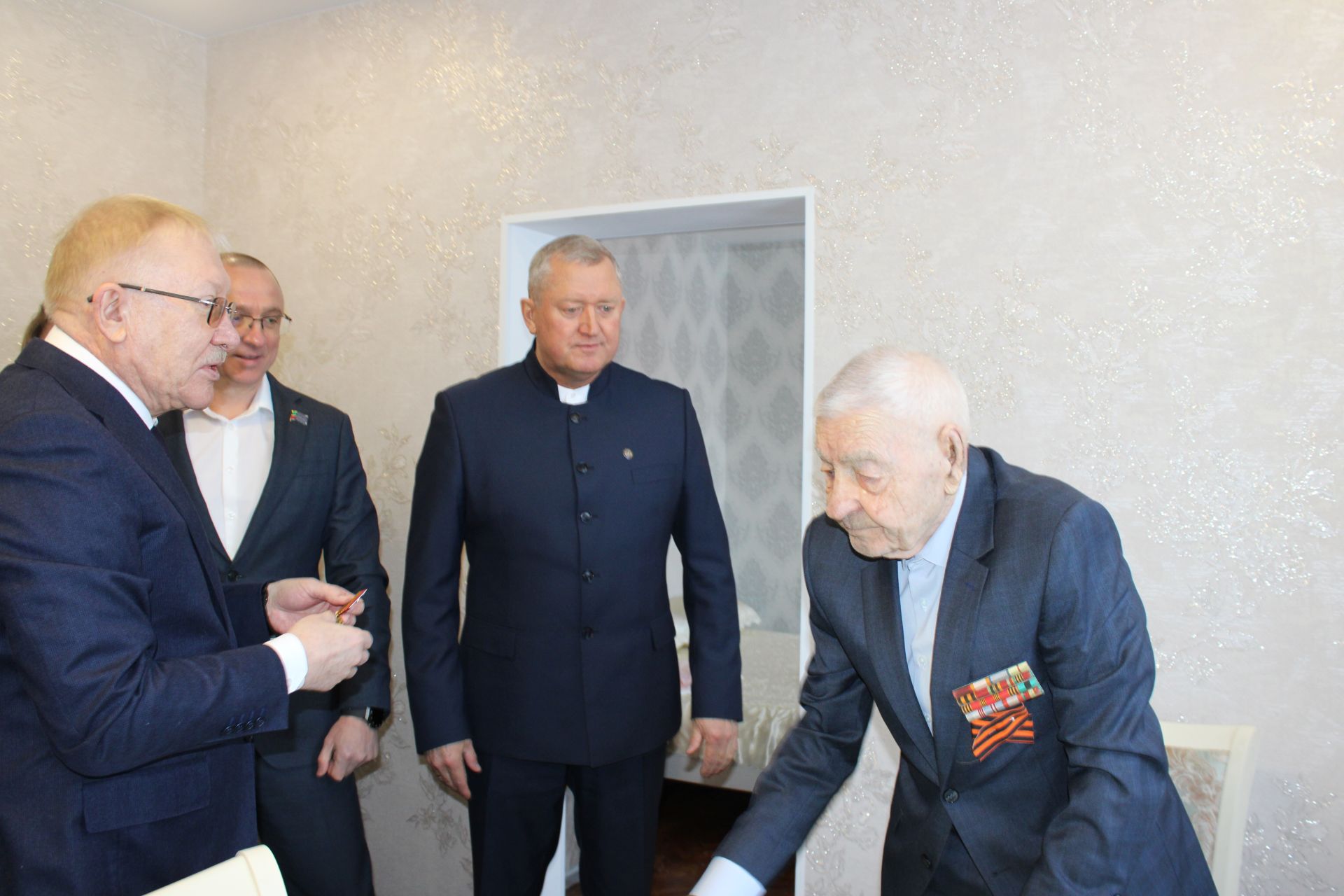 В Заинске ветеранам Великой Отечественной войны вручили юбилейные медали к 80-летию Победы