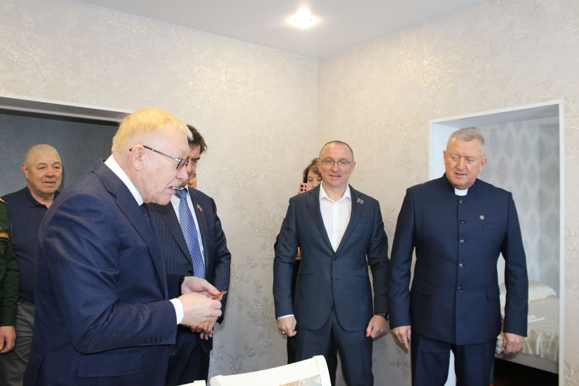 В Заинске ветеранам Великой Отечественной войны вручили юбилейные медали к 80-летию Победы