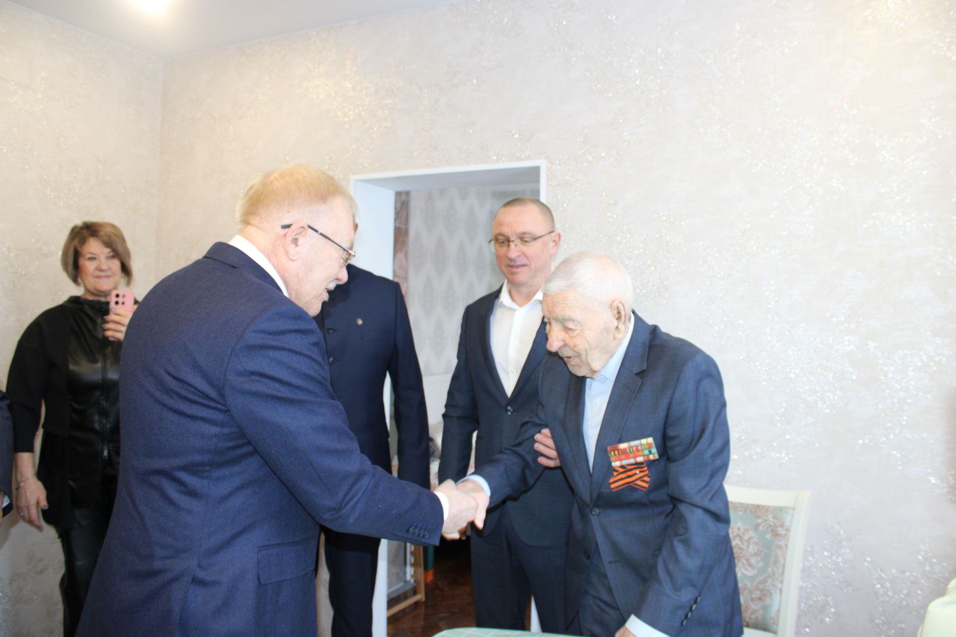 В Заинске ветеранам Великой Отечественной войны вручили юбилейные медали к 80-летию Победы