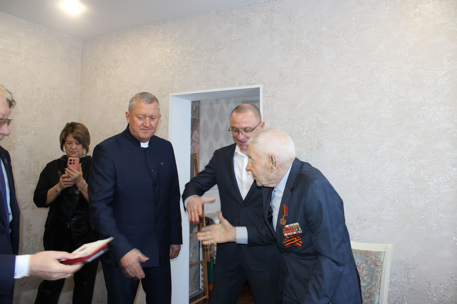 В Заинске ветеранам Великой Отечественной войны вручили юбилейные медали к 80-летию Победы