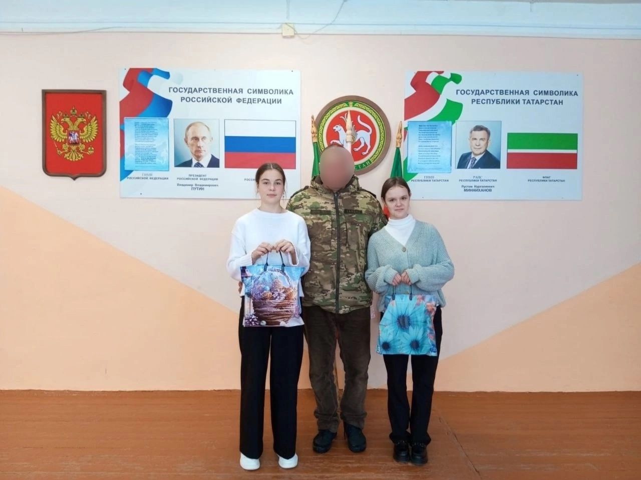 Александр Бистәсе мәктәбендә хәрби егет үзенә хат язган укучылар белән очрашты