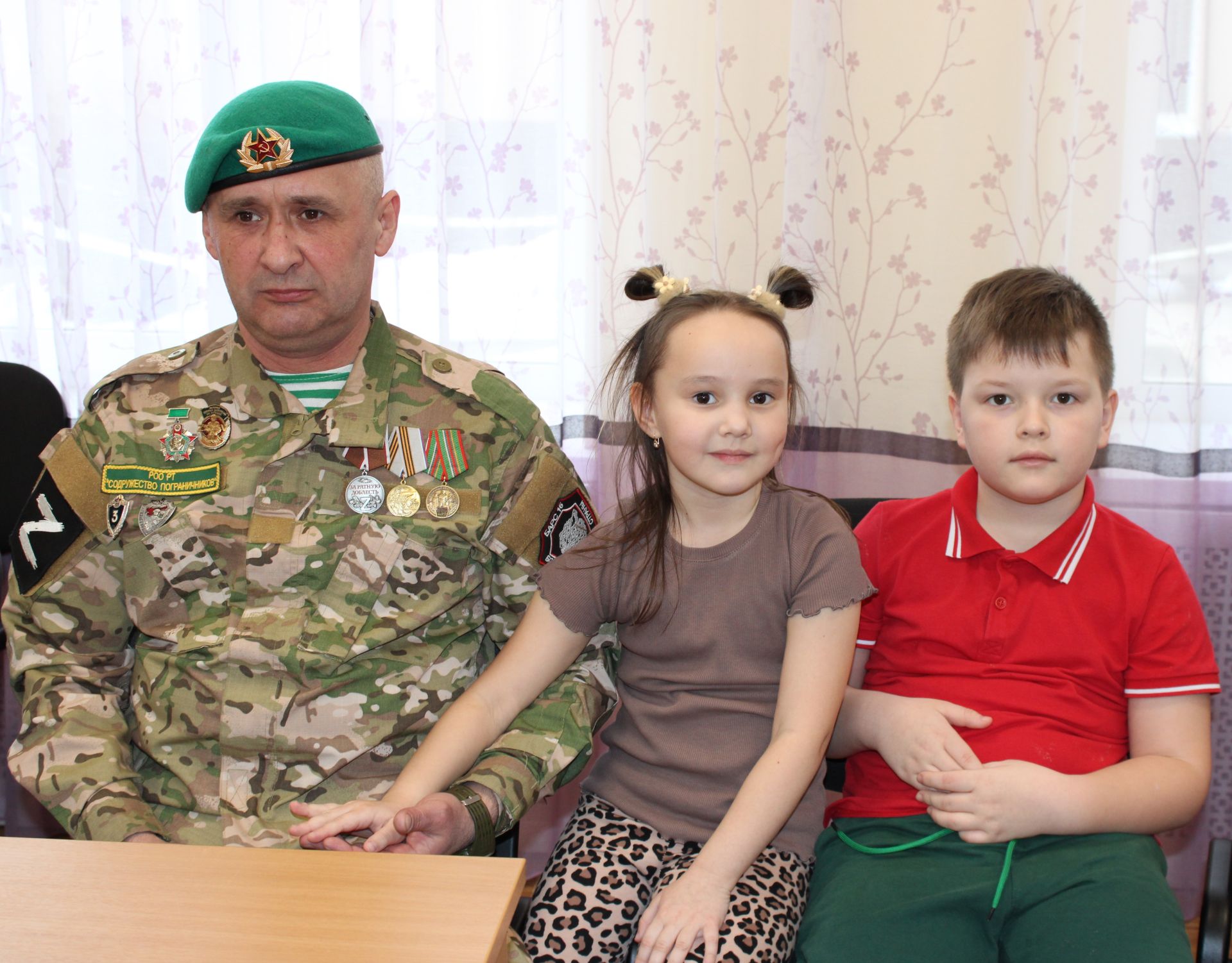 В Заинске ветеран СВО провел патриотическую встречу с детьми в садике «Радуга»