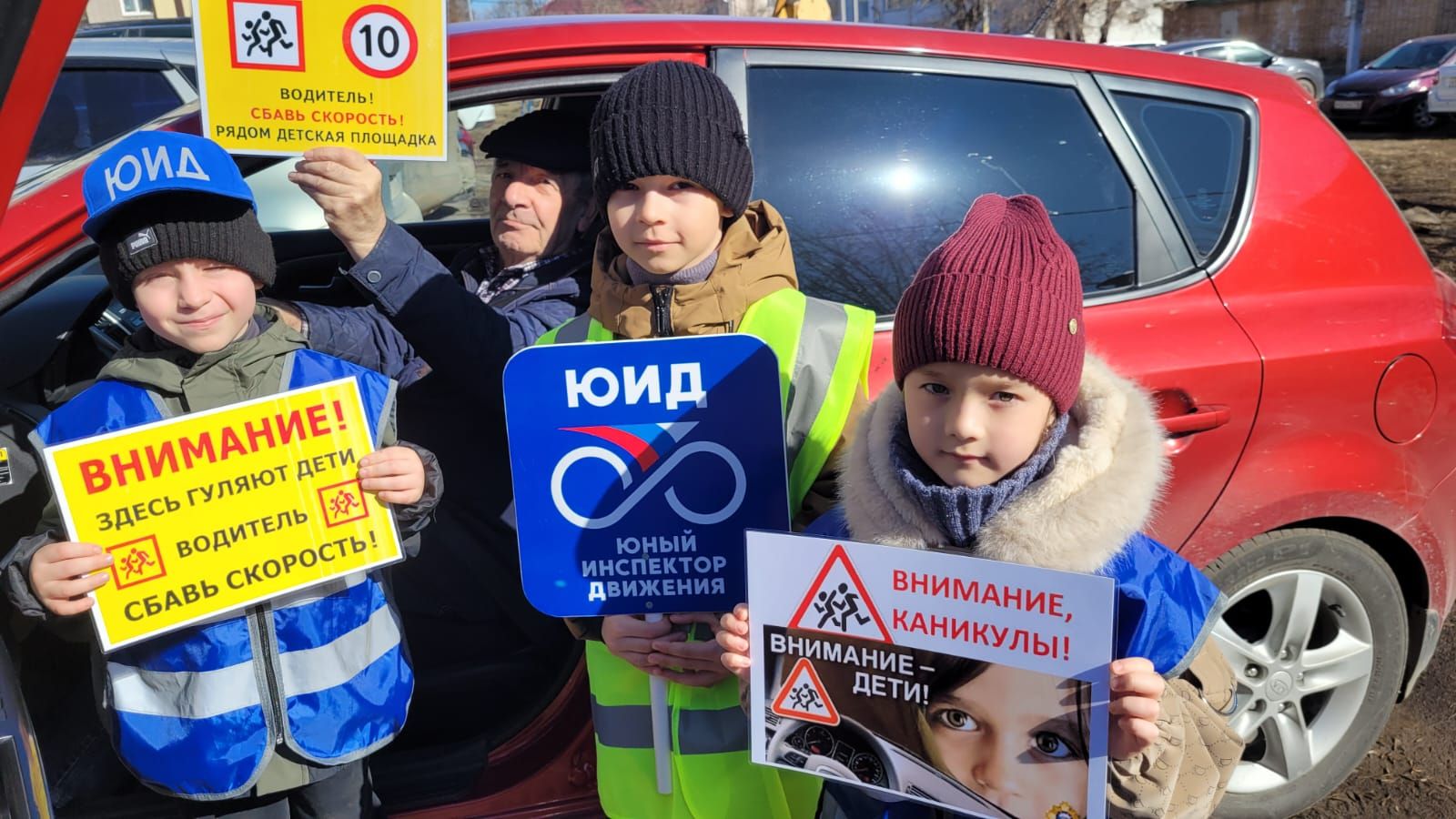В Заинске дошколята призвали водителей снижать скорость во дворе многоквартирного дома