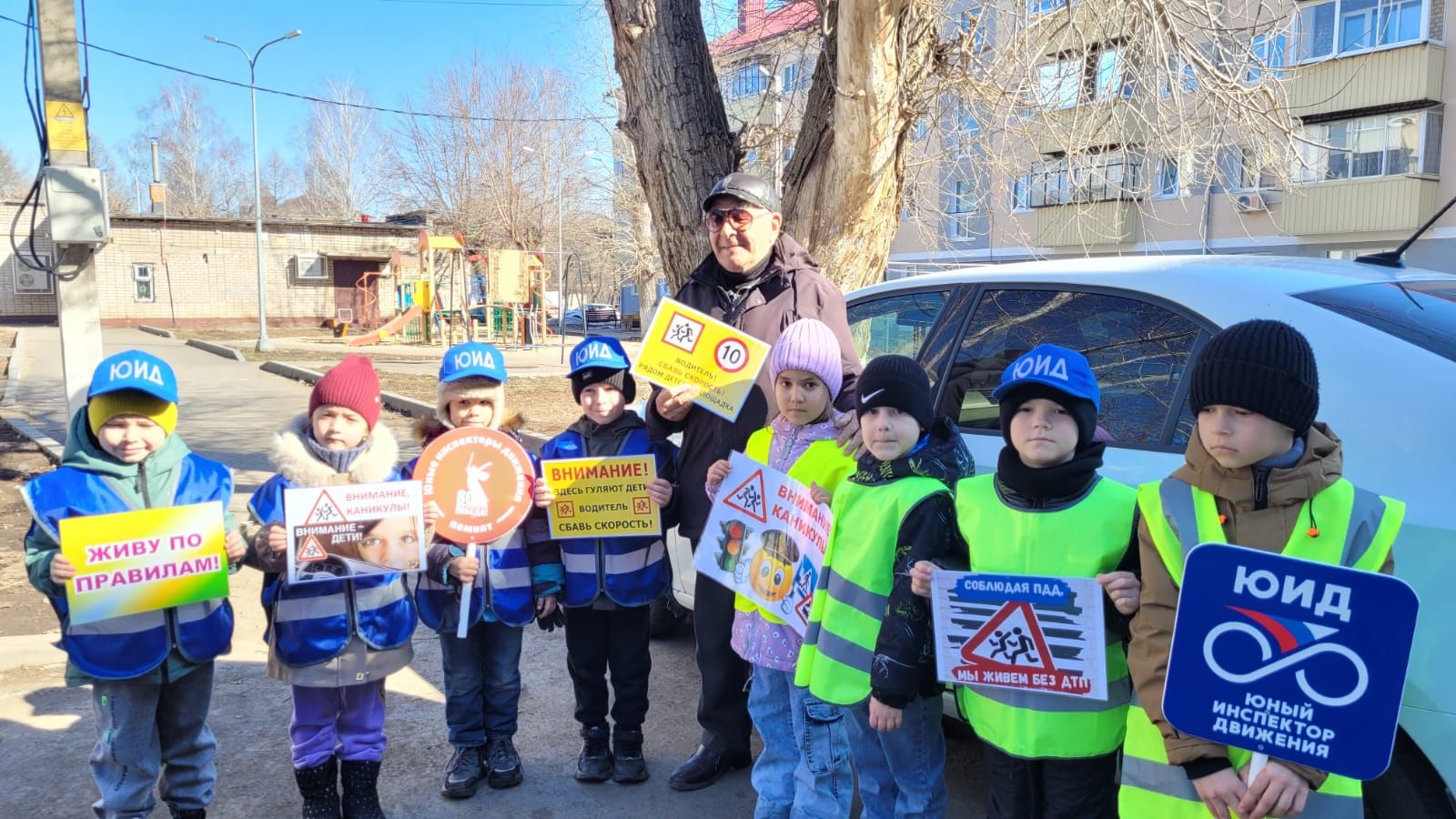 В Заинске дошколята призвали водителей снижать скорость во дворе многоквартирного дома