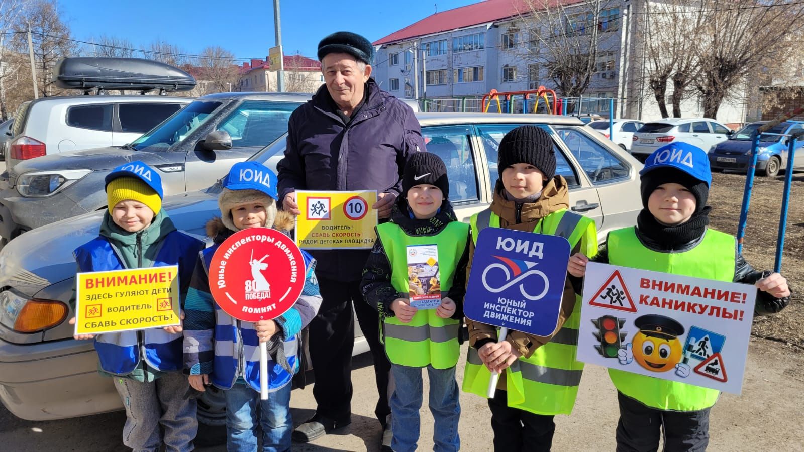 В Заинске дошколята призвали водителей снижать скорость во дворе многоквартирного дома
