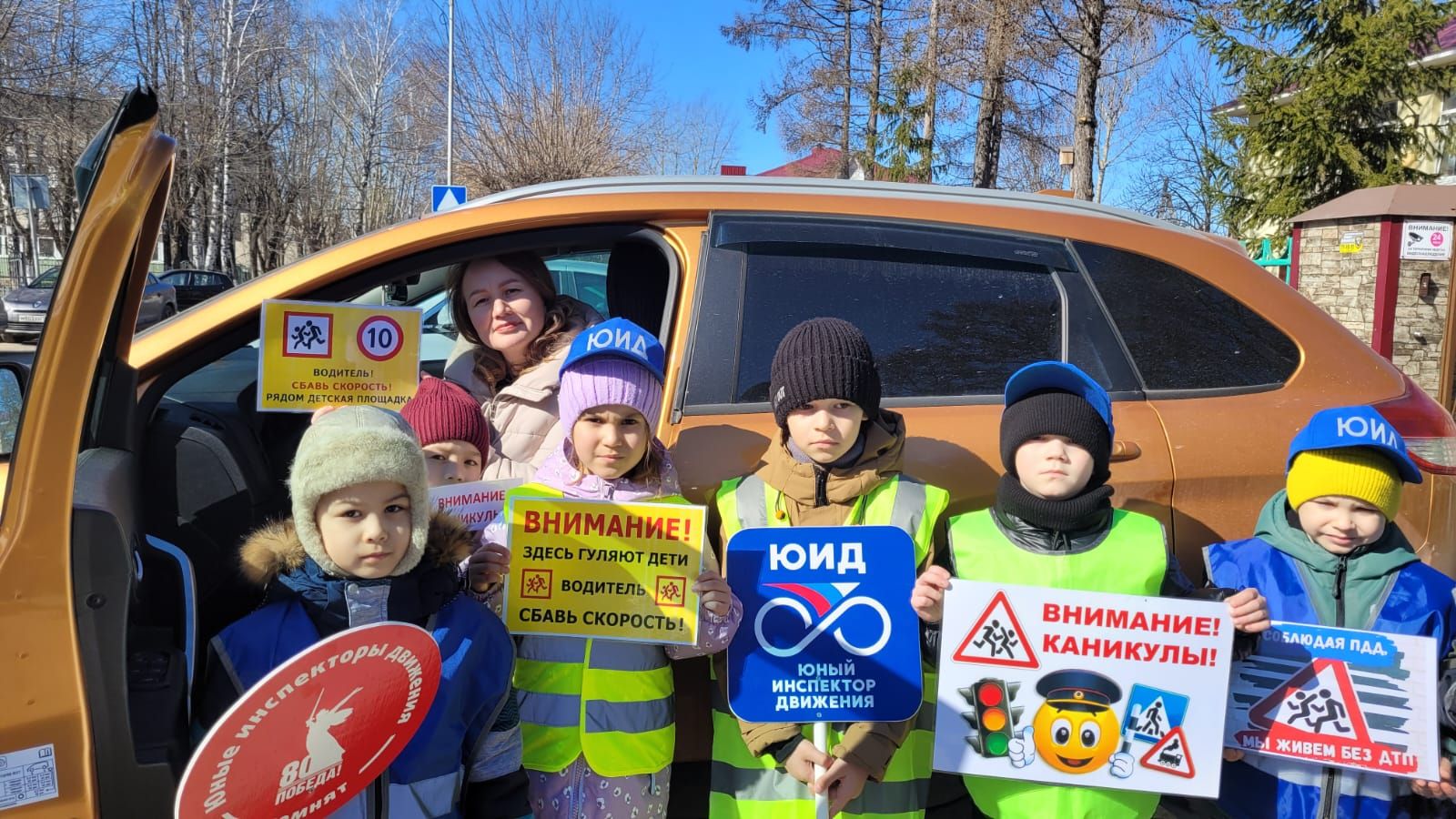 В Заинске дошколята призвали водителей снижать скорость во дворе многоквартирного дома