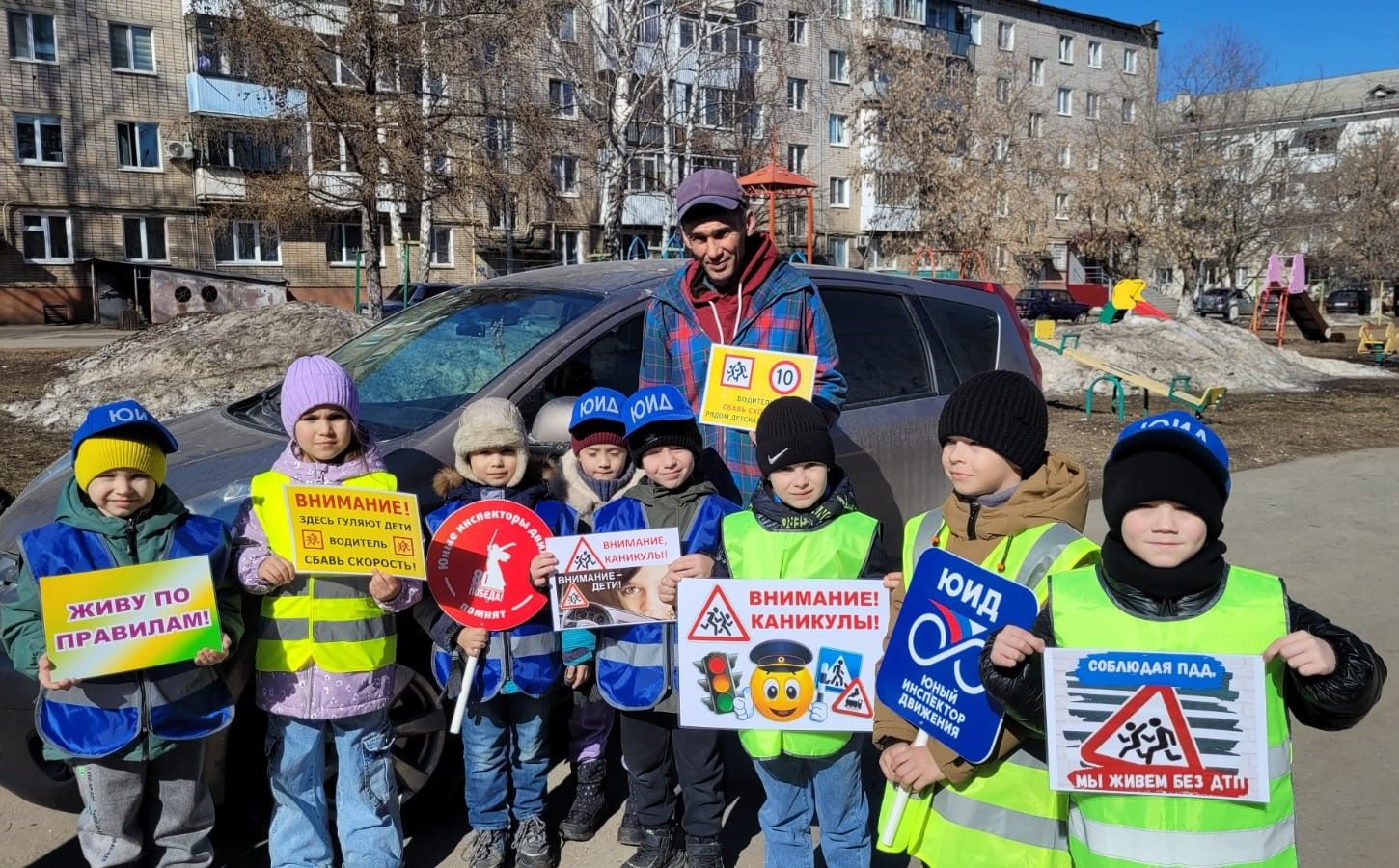 В Заинске дошколята призвали водителей снижать скорость во дворе многоквартирного дома